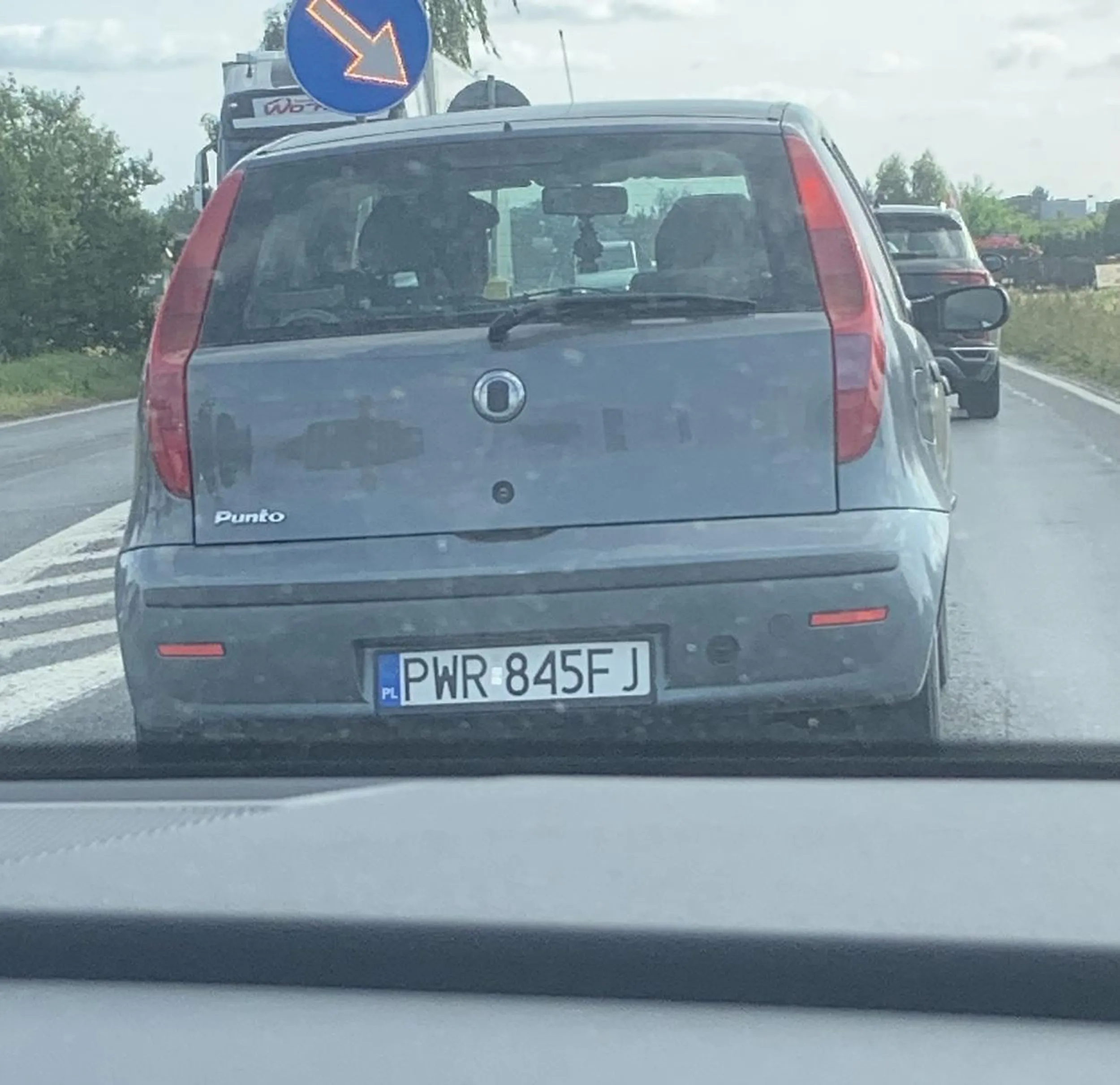 Facet tamuje ruch, zatrzymuje się na każdym rondzie pomimo pustego skrzyżowania.