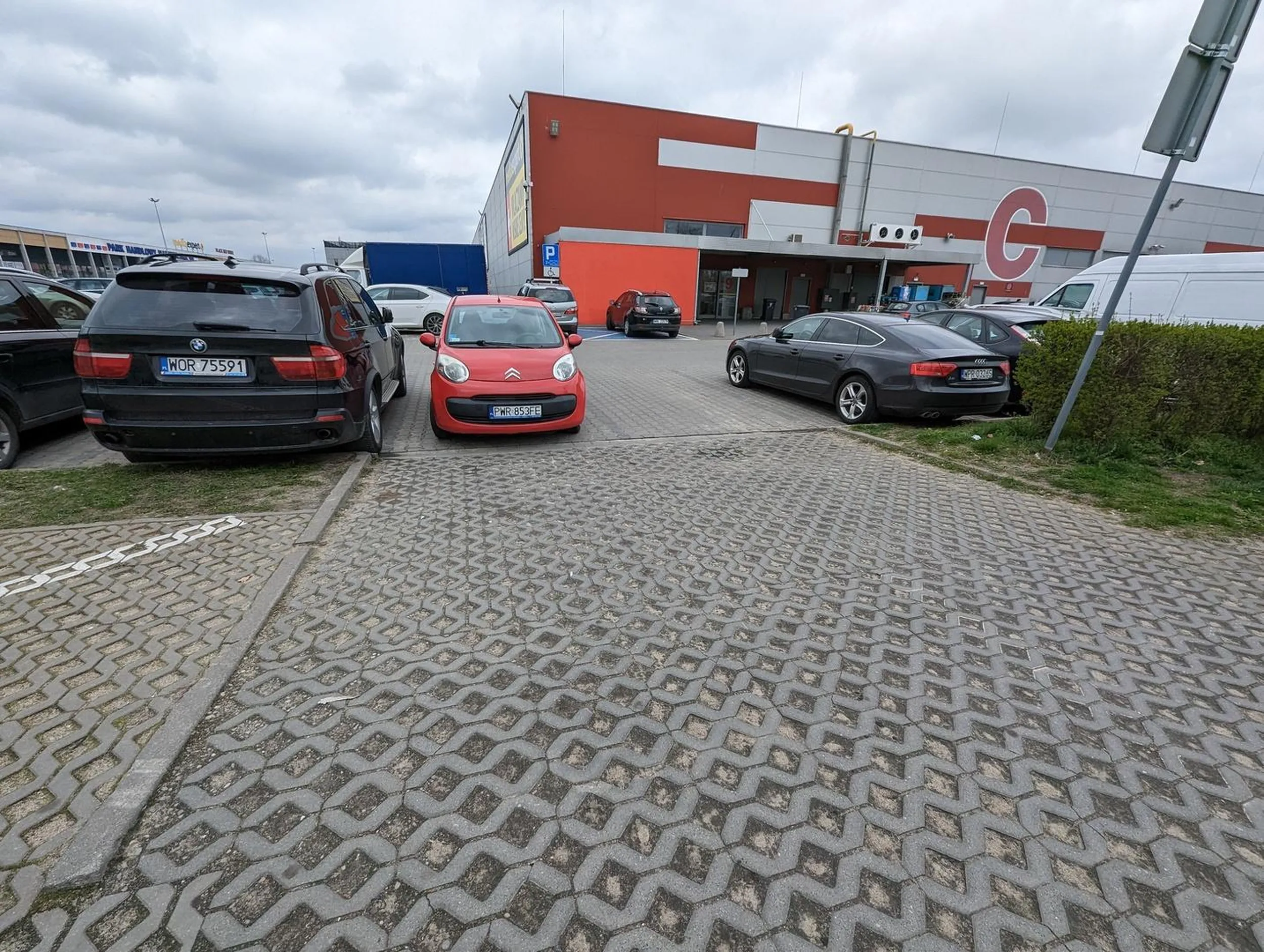 Parkuje w samym wjeździe