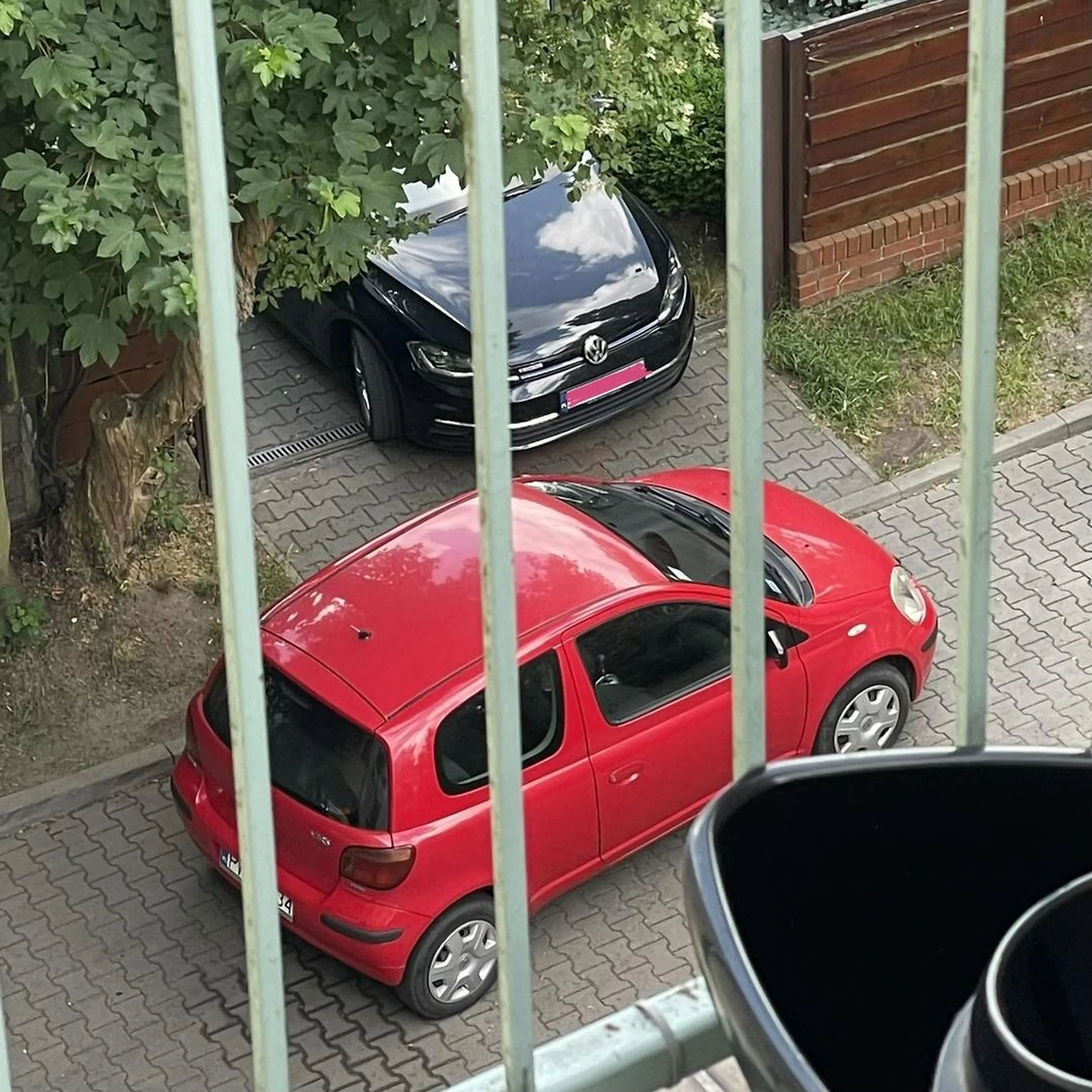 nie umie parkowac xD (ten czerwony XDDD)