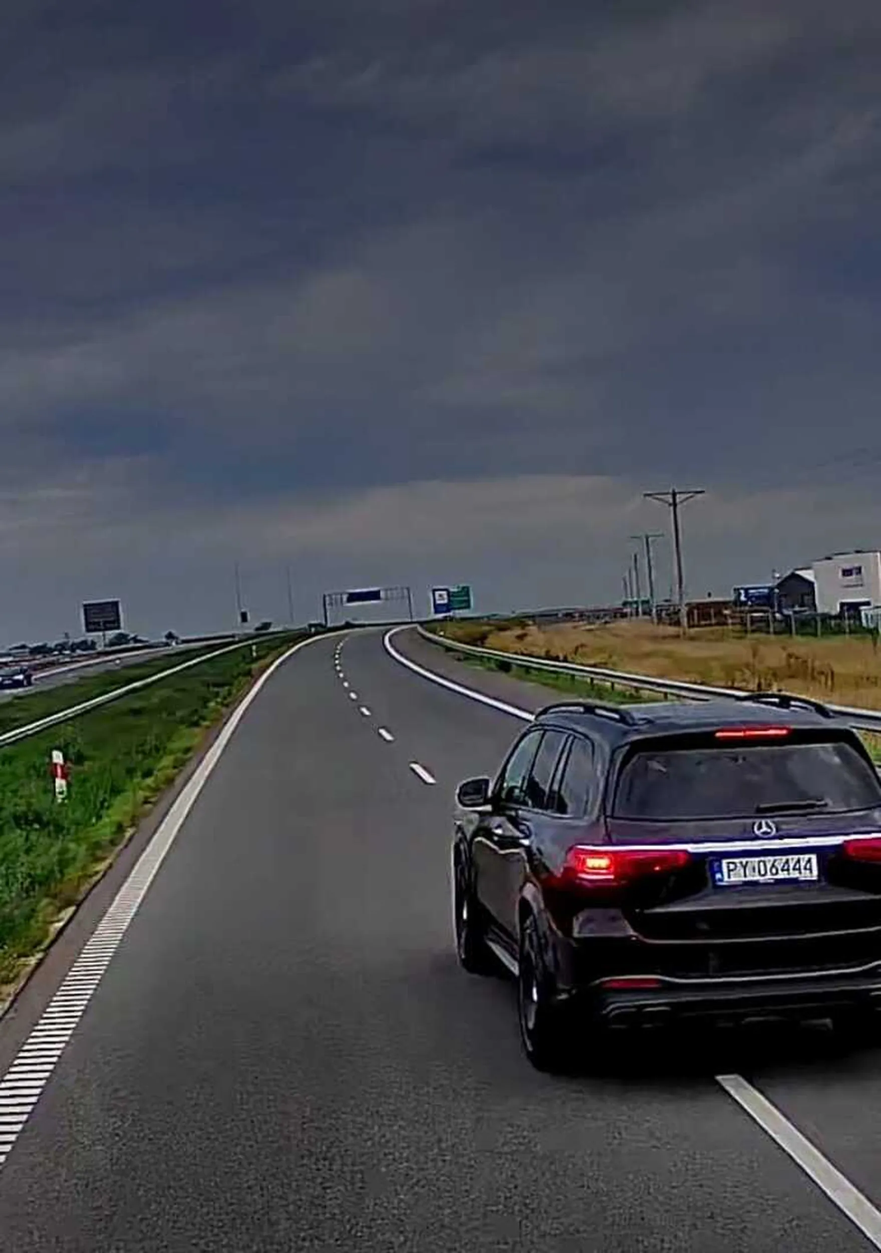 Bardzo dobry kierowca który zajeżdża drogę i hamuje specjalnie Sprawa zgłoszona na Policję