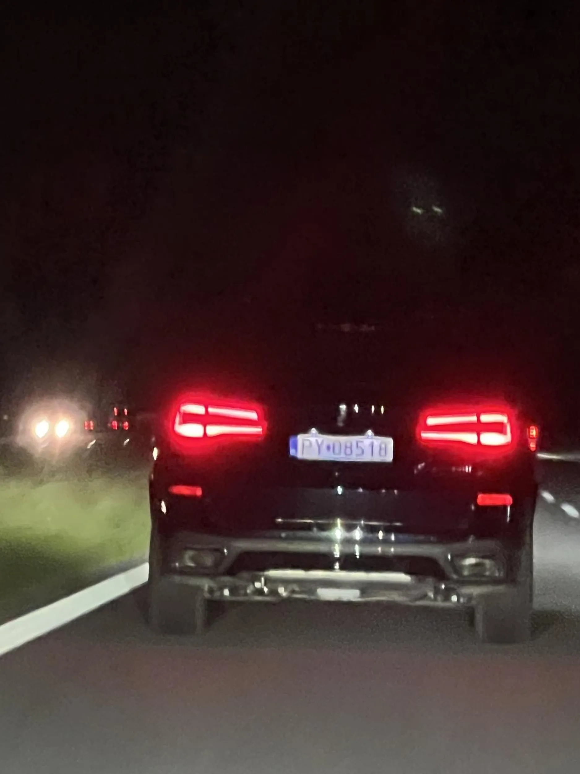 Wariat w BMW. Podjeżdża pod zderzak, spycha z drogi.