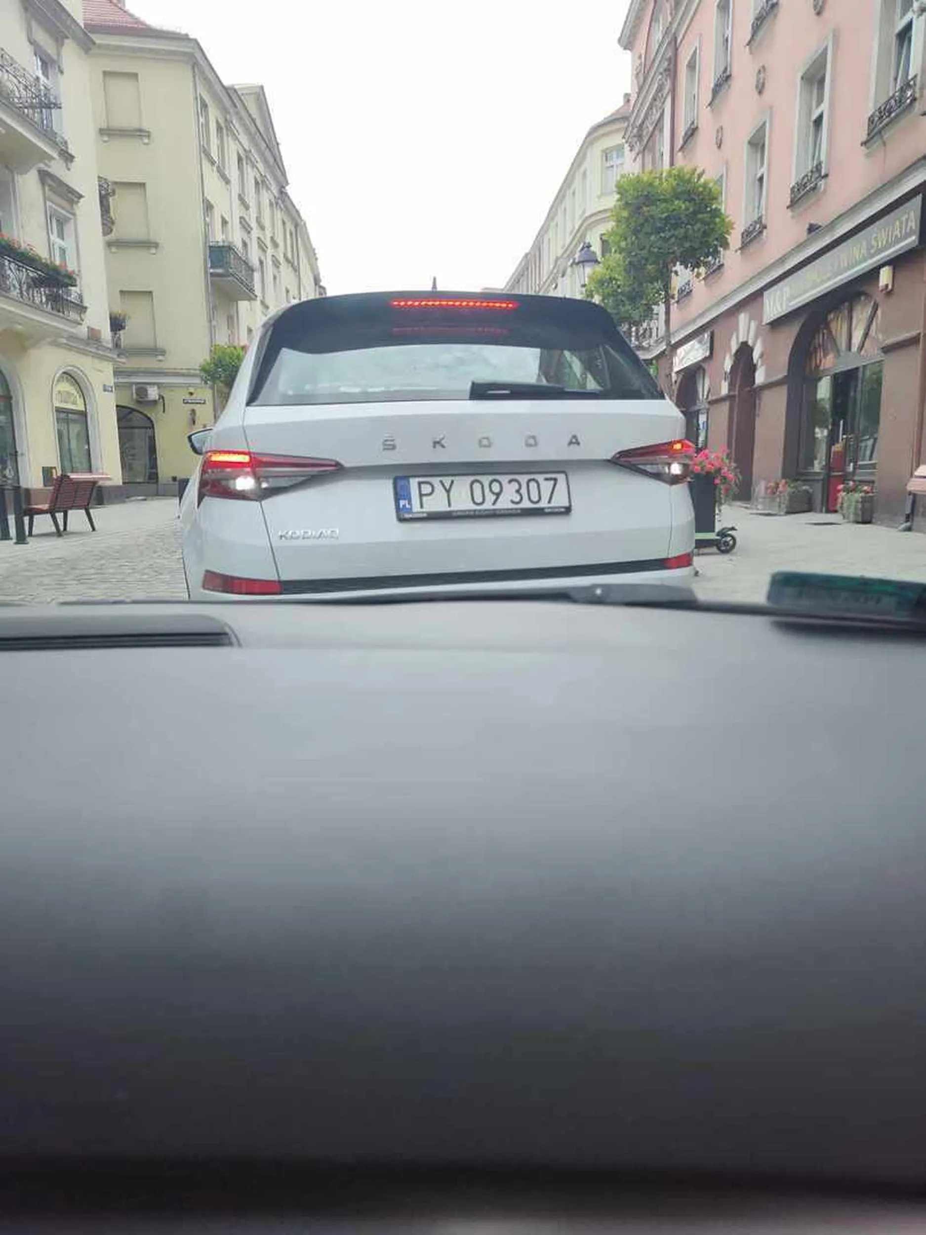 Nie ładnie odjeżdżać z miejsca zdarzenia. Sprawa zgłoszona na policję. Nie pozdrawiam