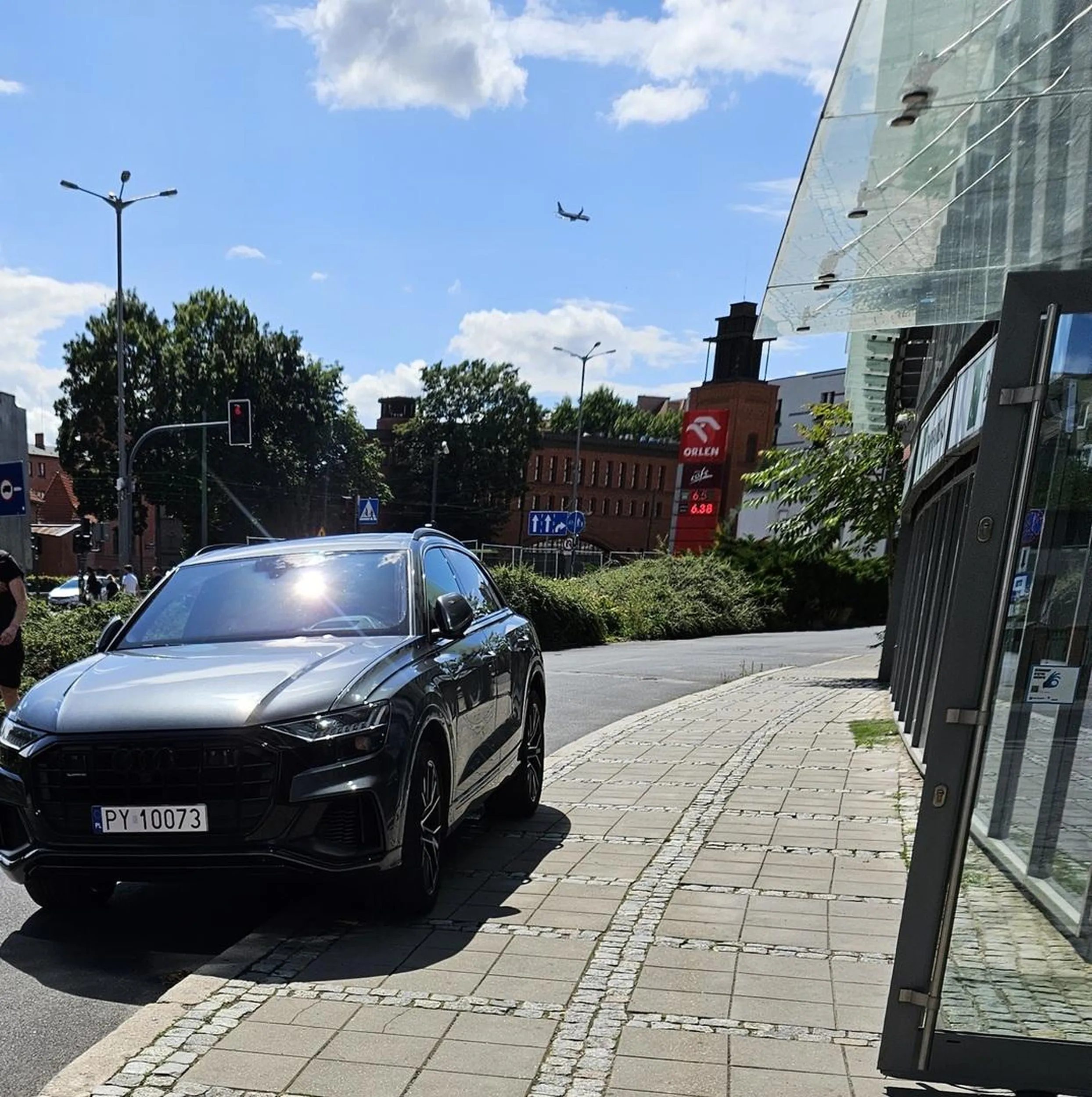 Niedaleko jest kilka wolnych miejsc parkingowych..