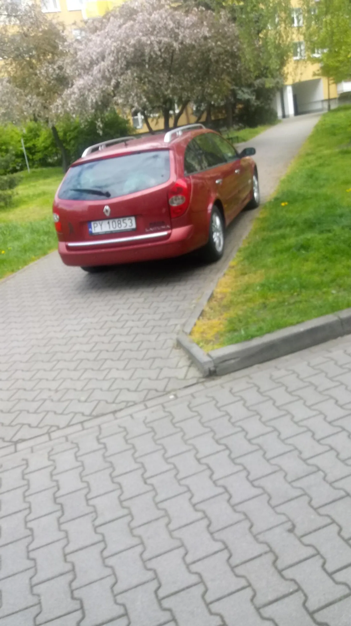 To jest chodnik a nie parking - czy tak trudno dojsc 100 metrów ?
