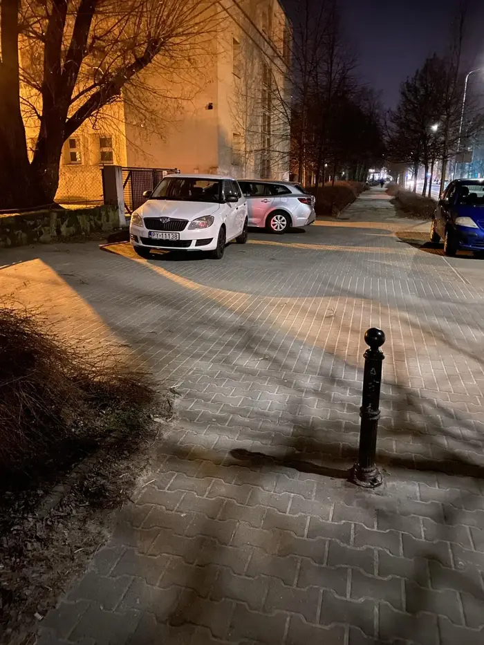 Koledze się pomyliło parkowanie rownolegle z równorzędnym i blokuje miejsce