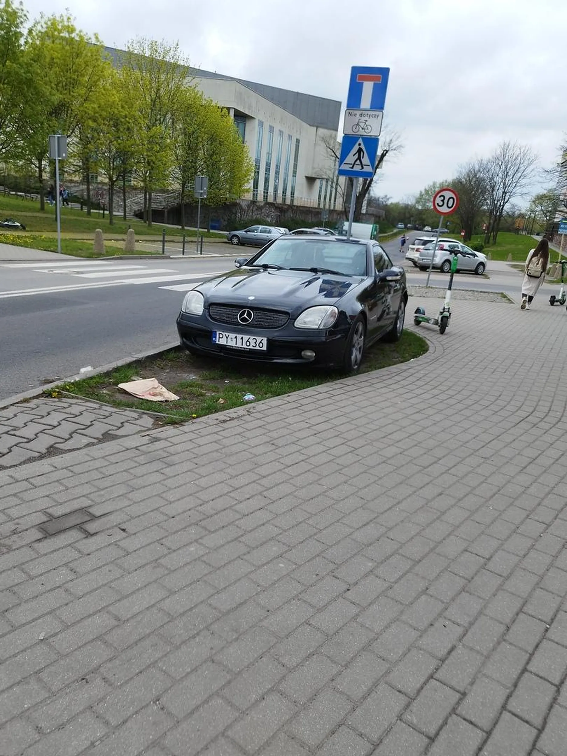 Szczyt poznańskiej inteligencji kierowców, rozjeżdżanie trawnika, jazda po chodniku, zasłanianie przejścia dla pieszych, szpecenie natury tym złomem Poza tym to jeszcze pewnie trawa podlana olejem, gratulacje, wygrałeś jednostronny bilet na wylot do Rosji