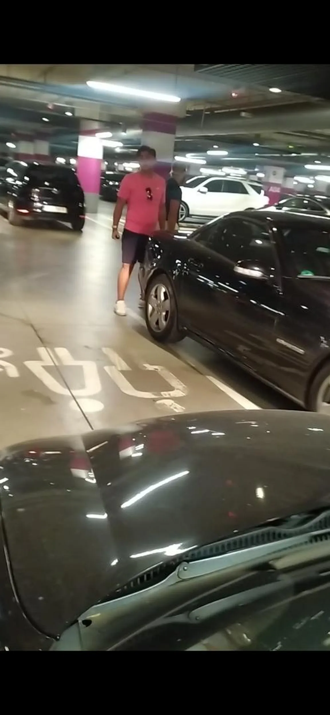 Mężczyźni ze zdjęć grozili mi dziś w galerii Posnania użyciem gazu pieprzowego po tym gdy zwróciłam im uwagę, że stoją na dwóch miejscach parkingowych, do tego miejscach dla matek z dziećmi, proszę uważać na tych ludzi, są niebezpieczni, nieprawidłowe parkowanie to najmniejszy problem jaki stwarzają, grożenie gazem pieprzowym po uprzejmej prośbie przepakowania auta to zwyczajnie napaść