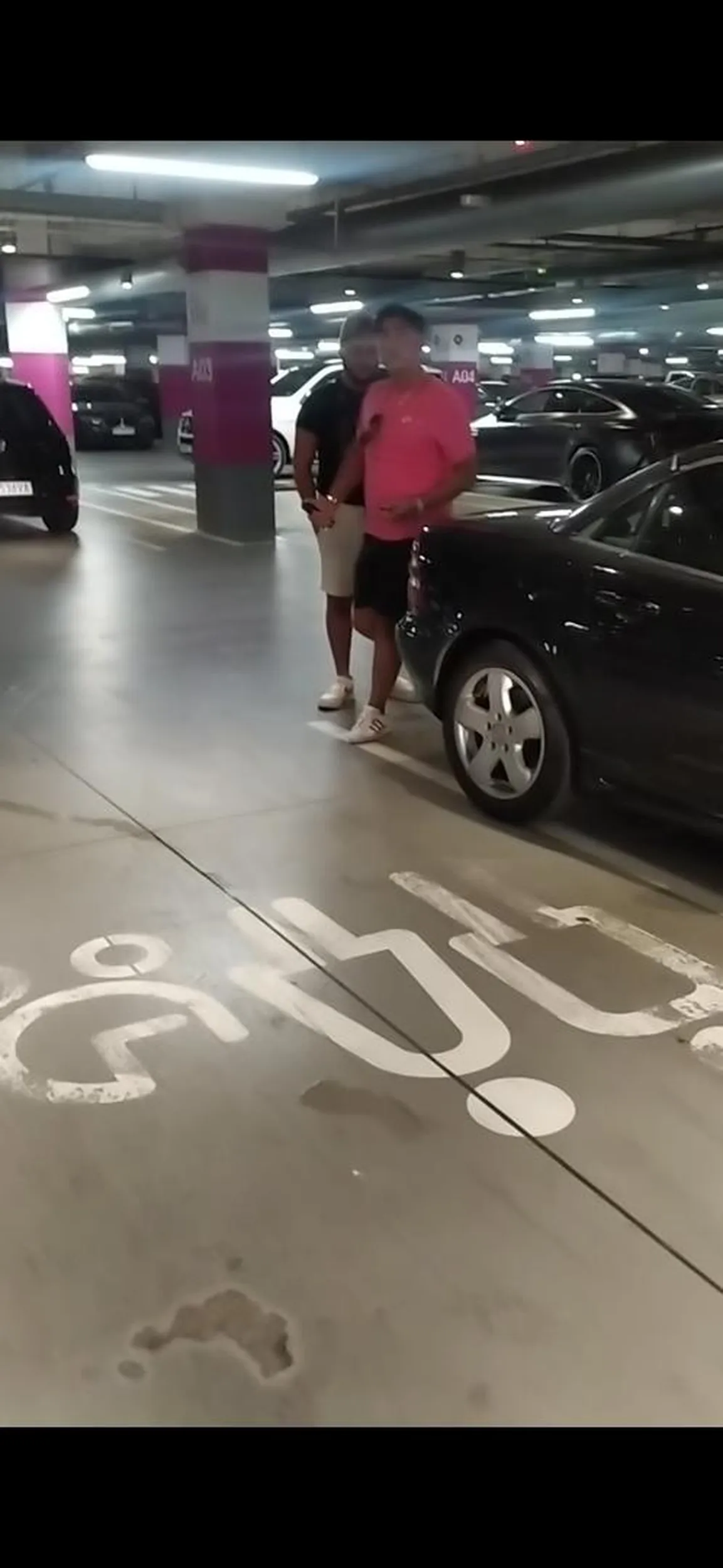 Mężczyźni ze zdjęć grozili mi dziś w galerii Posnania użyciem gazu pieprzowego po tym gdy zwróciłam im uwagę, że stoją na dwóch miejscach parkingowych, do tego miejscach dla matek z dziećmi, proszę uważać na tych ludzi, są niebezpieczni, nieprawidłowe parkowanie to najmniejszy problem jaki stwarzają, grożenie gazem pieprzowym po uprzejmej prośbie przepakowania auta to zwyczajnie napaść