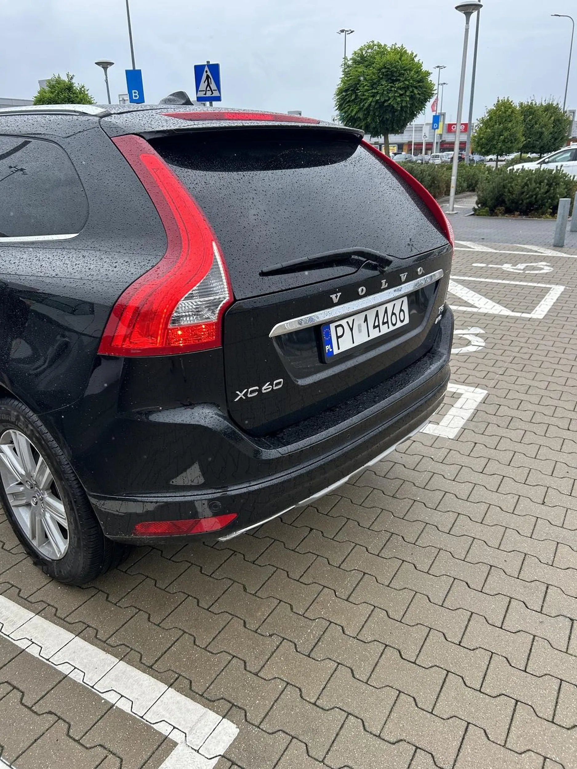 Wulgarny Furiat drogowy, spycha z drogi, wciska się i próbuje spowodować kolizje.