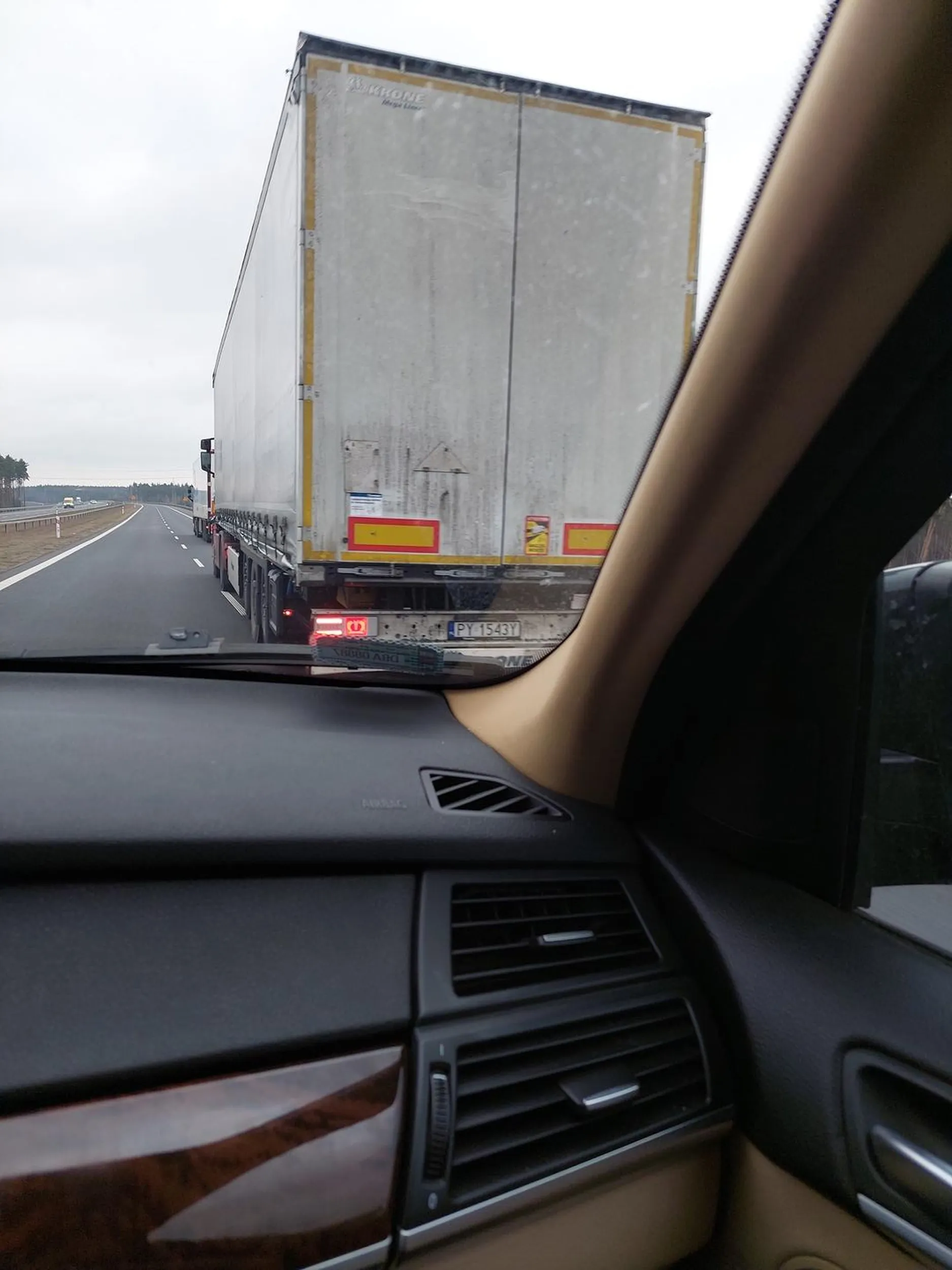 Nie potrafisz jeździć to nie jeździj, bo ludzi pozabijasz. Nie wiesz  że jest zakaz wyprzedzania się przez ciężarówki? Doedukuj się...