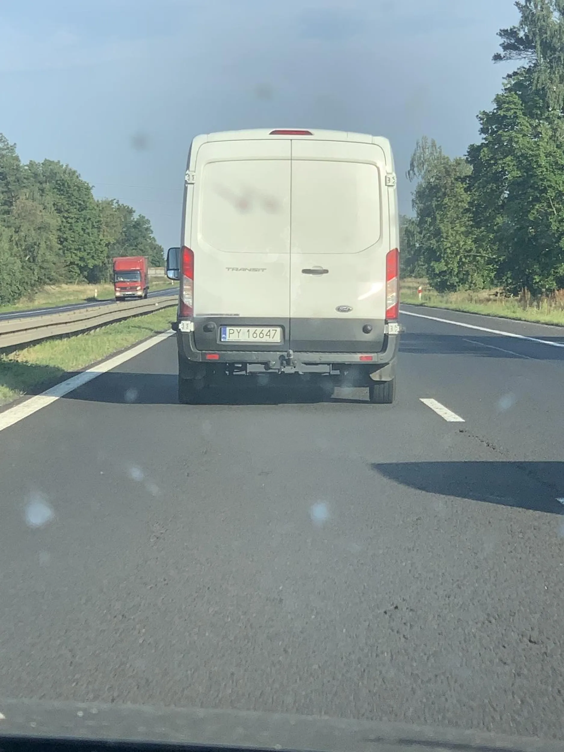 Jadą moczymordy lewym pasem blokując ruch, chleją piwska i wywalają śmieci w trakcie jazdy