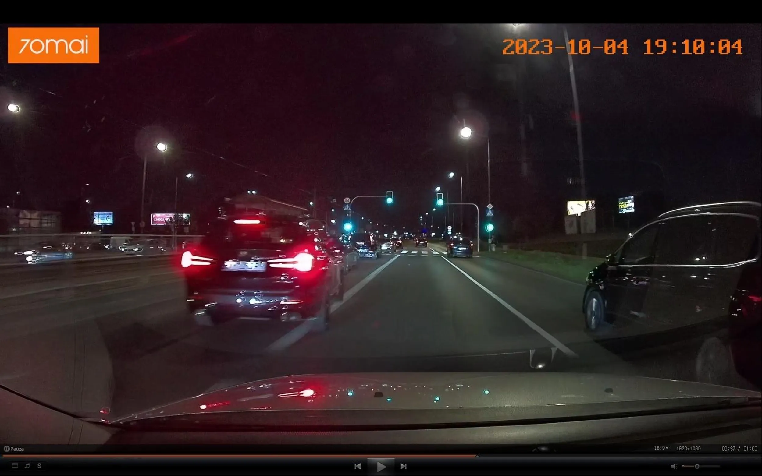 Uwaga na kamikadze z BMW X3 (jak zwykle, znowu BMW...) - PY21579. Gość ma coś nie tak ze swoją osobowością - wszystkim dookoła okazuje swoją wyższość! -Chwilę wcześniej wyprzedził mnie tylko po to żeby 300 metrów dalej wyhamować mnie prawie do zera, bo postanowił skorzystać z luki i władować się na lewy pas do skrętu w lewo. Nie przewidział jednak, że nie zmieści się cały bo lewy pas jeszcze nie ruszył! Zdjęcie wykonane ułamek sekundy za późno względem realnej sytuacji zajechania mi drogi, ale i tak widać, że jeszcze nie zdążył się schować cały i wystaje... -Żebym jechał ciężarówką nie wjechał byś tam gdzie wjechałeś - to nie złośliwość, tylko nie wyhamował bym jej tak jak osobówki!