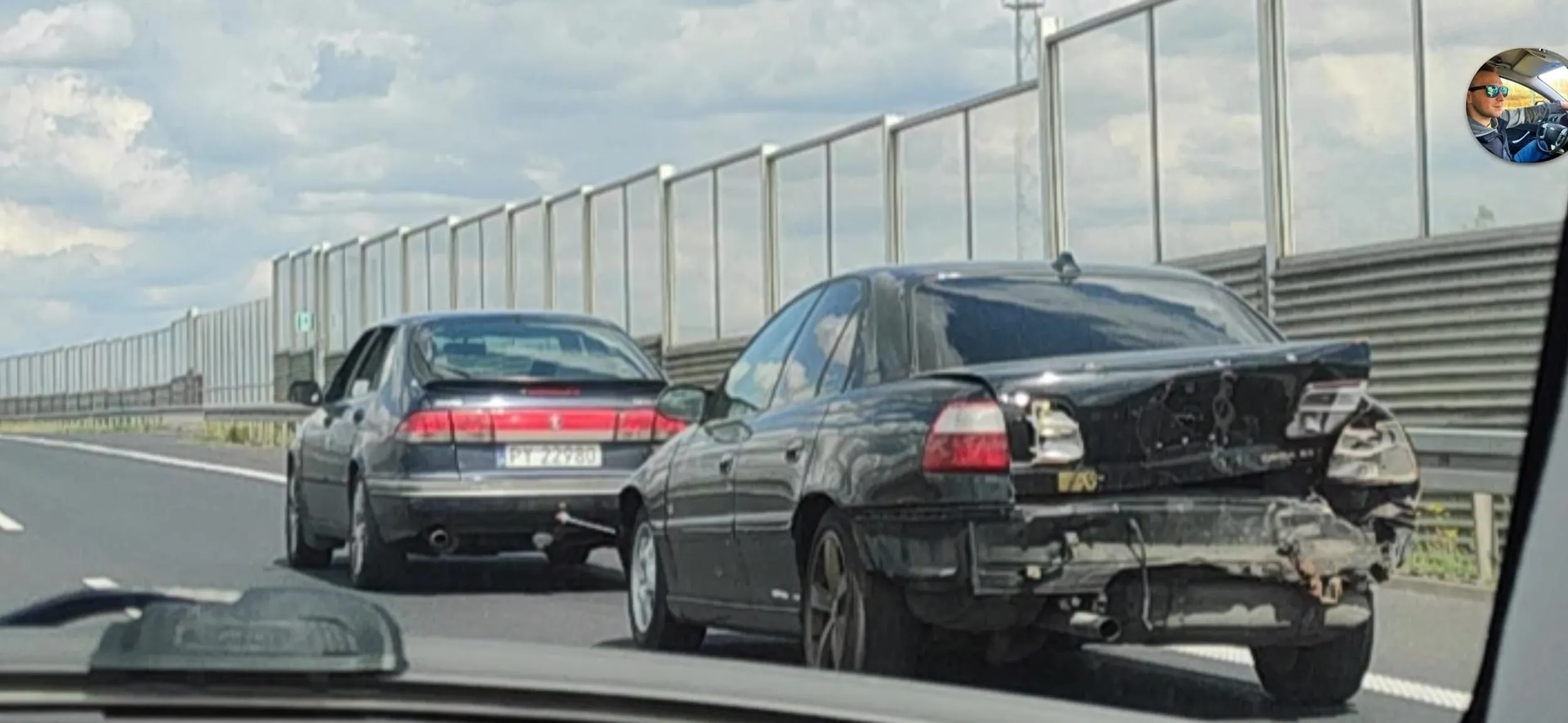 Człowiek chyba niespełna rozumu holując NA LINCE samochód w tym stanie. Stwarzanie zagrożenia to mało powiedziane. Samochód holowany całkowicie uszkodzony, z pewnością nie dopuszczony do ruchu. Brak świateł, zderzaków, tablic rejestracyjnych. Ponadto hol odbywał się NA DRODZE SZYBKIEGO RUCHU z prędkością ponad 100km/h.