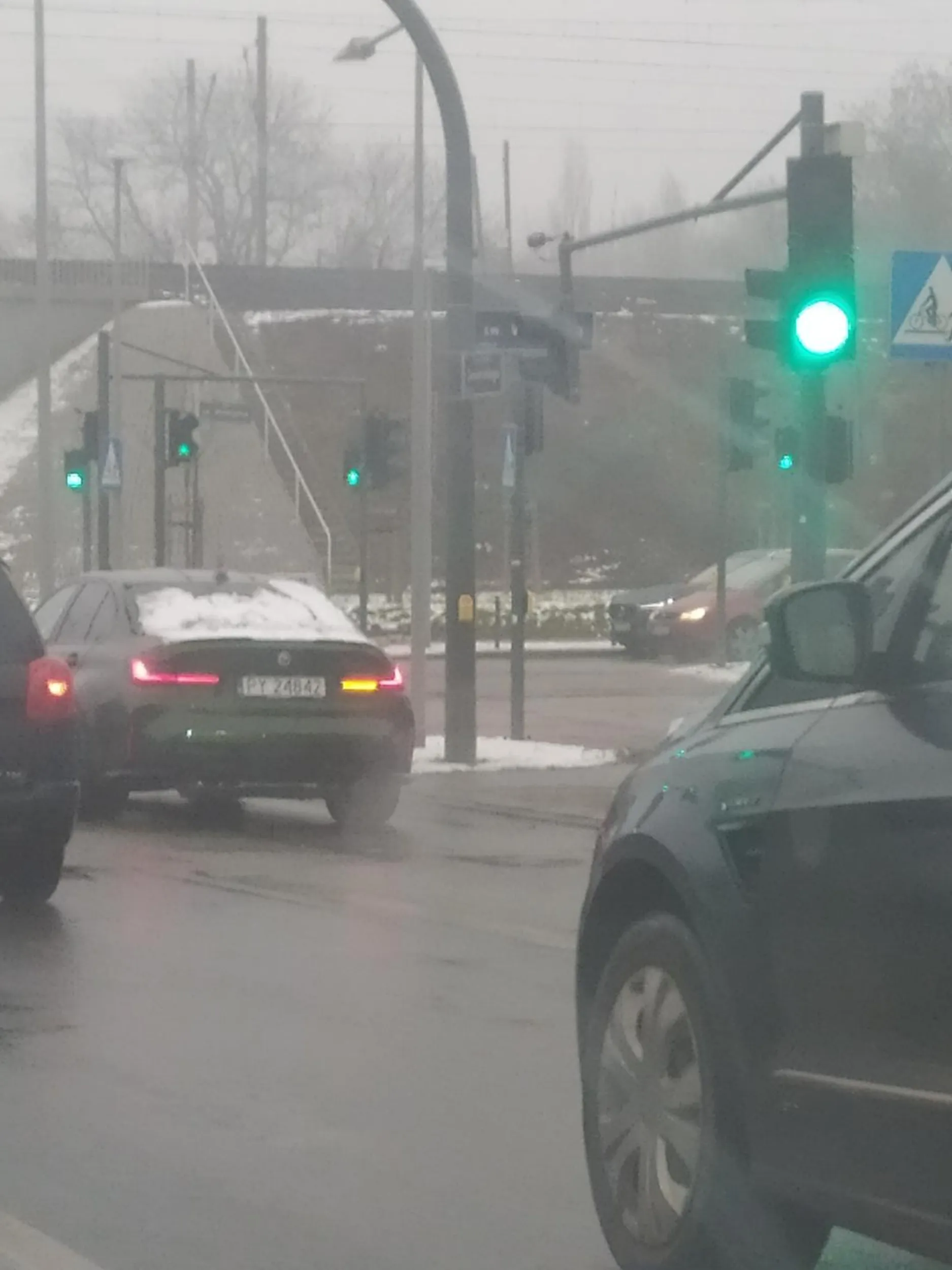 Kierowca porusza się nieodśnieżonym samochodem i to znacząco przekraczając prędkość.