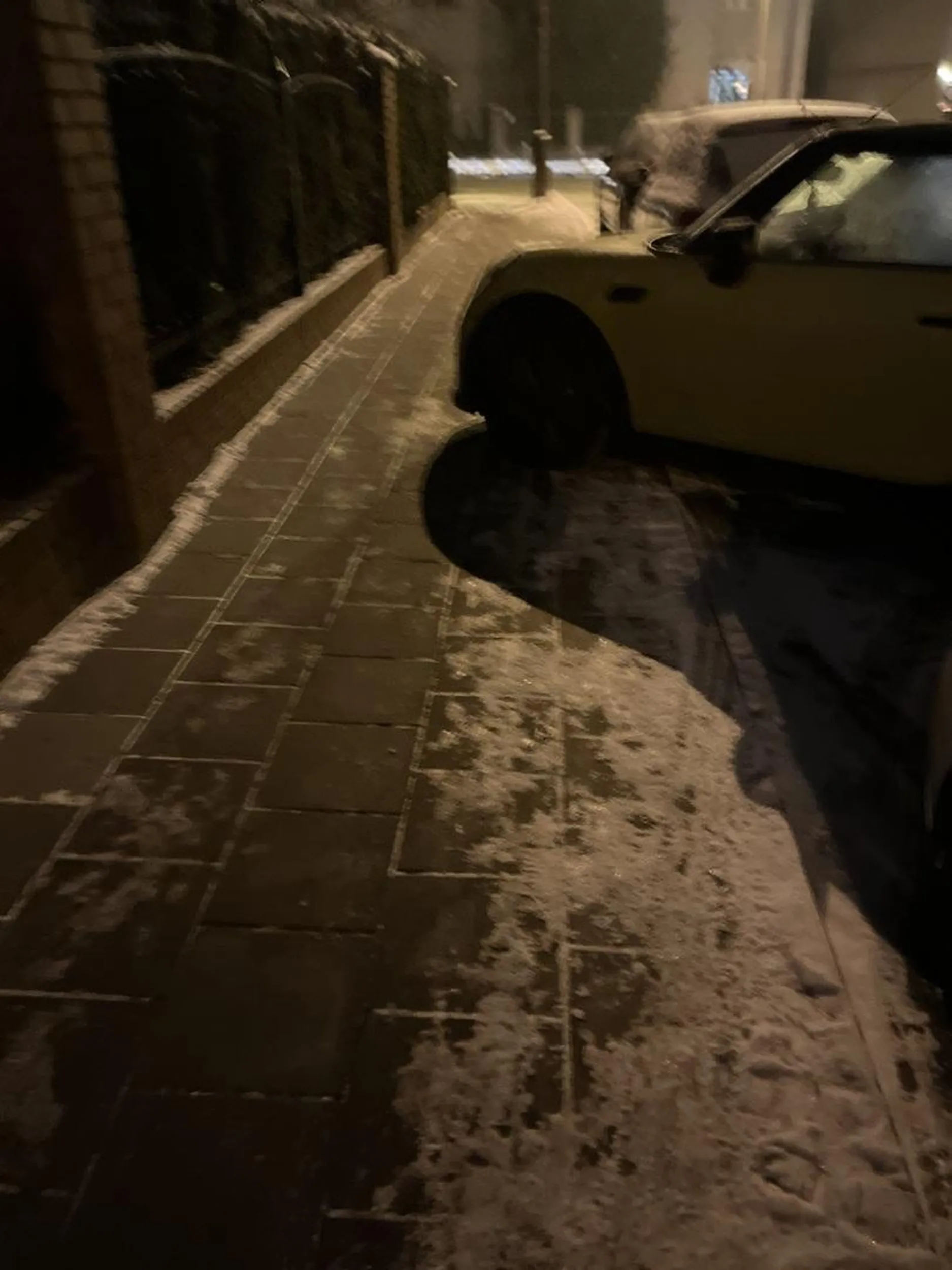 Tak codziennie parkować to już przesada. I to kobieta!  Wstyd.