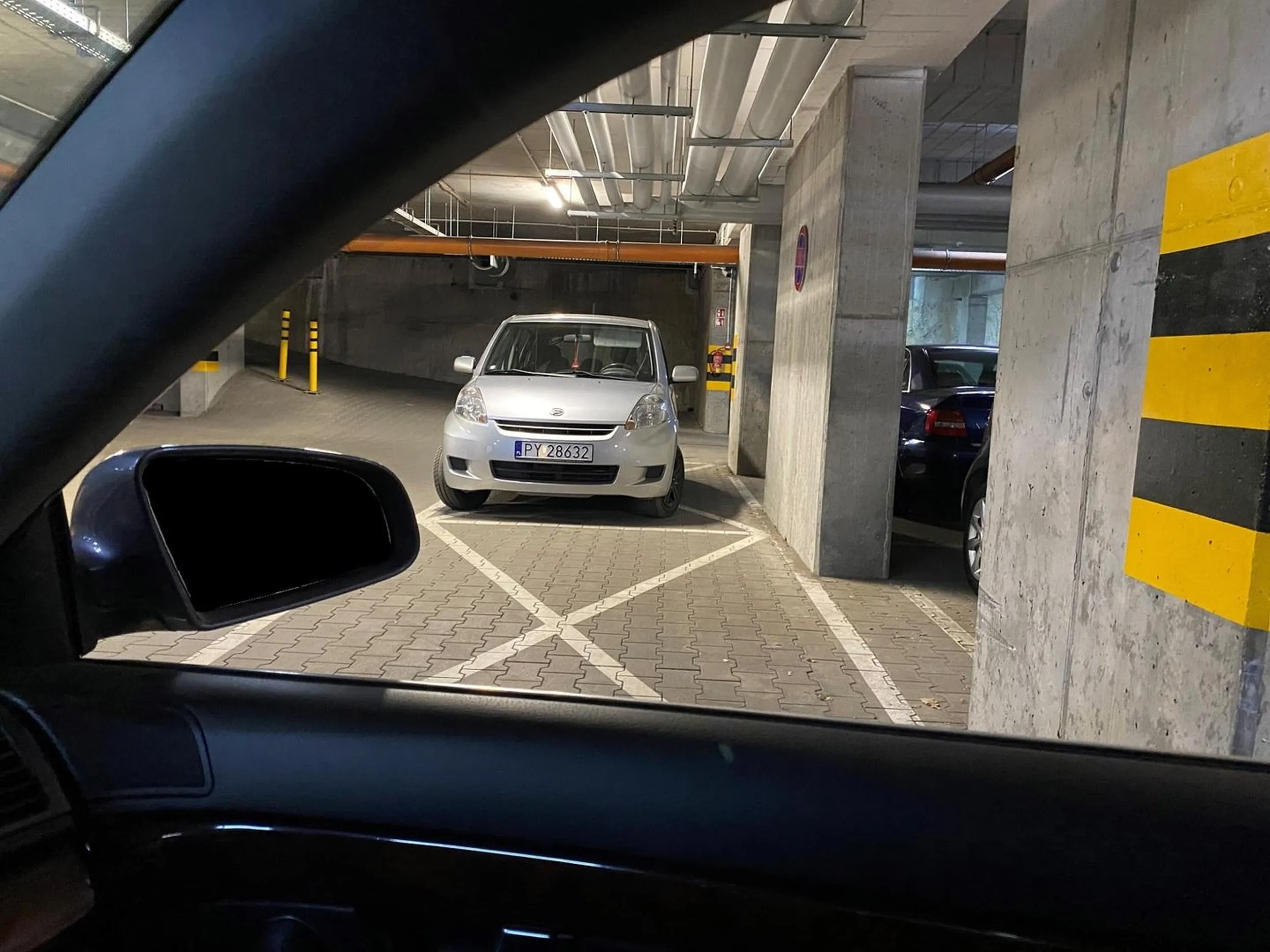Pasożyt żerujący na uczciwych ludziach. Wciska się na podziemny parking, do którego nie ma prawa i utrudnia wyjazd.