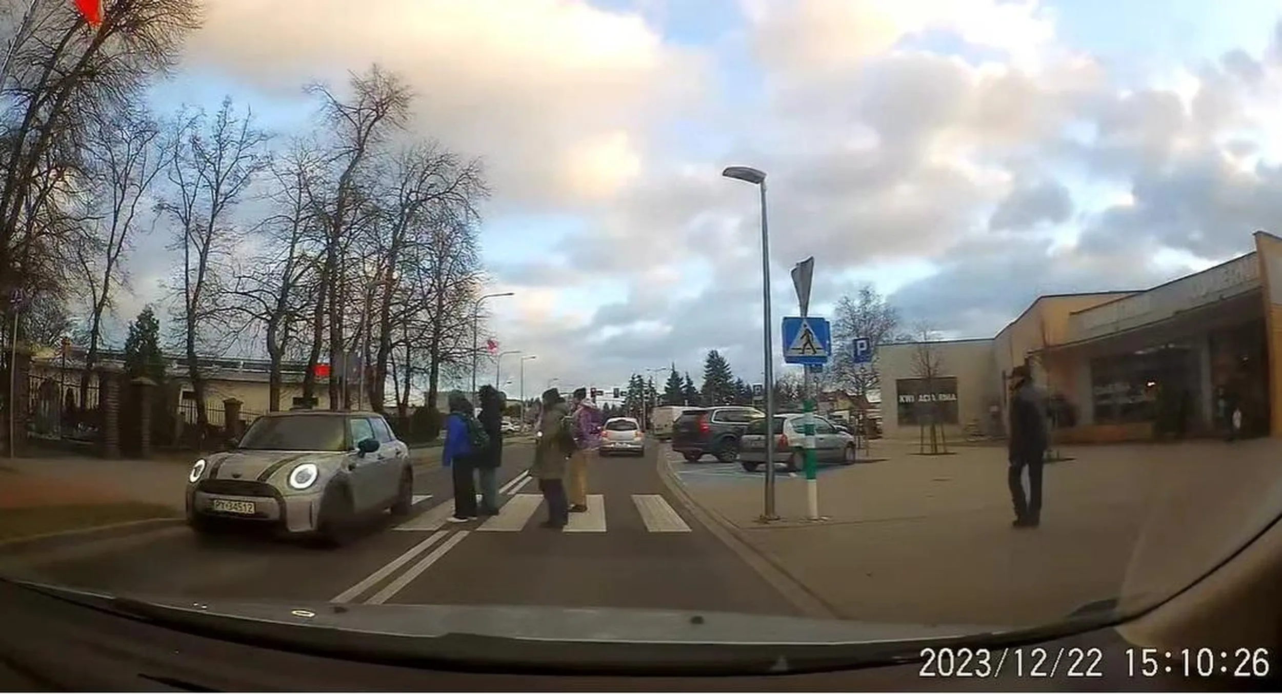 Nie przepuścił na przejściu pieszych.