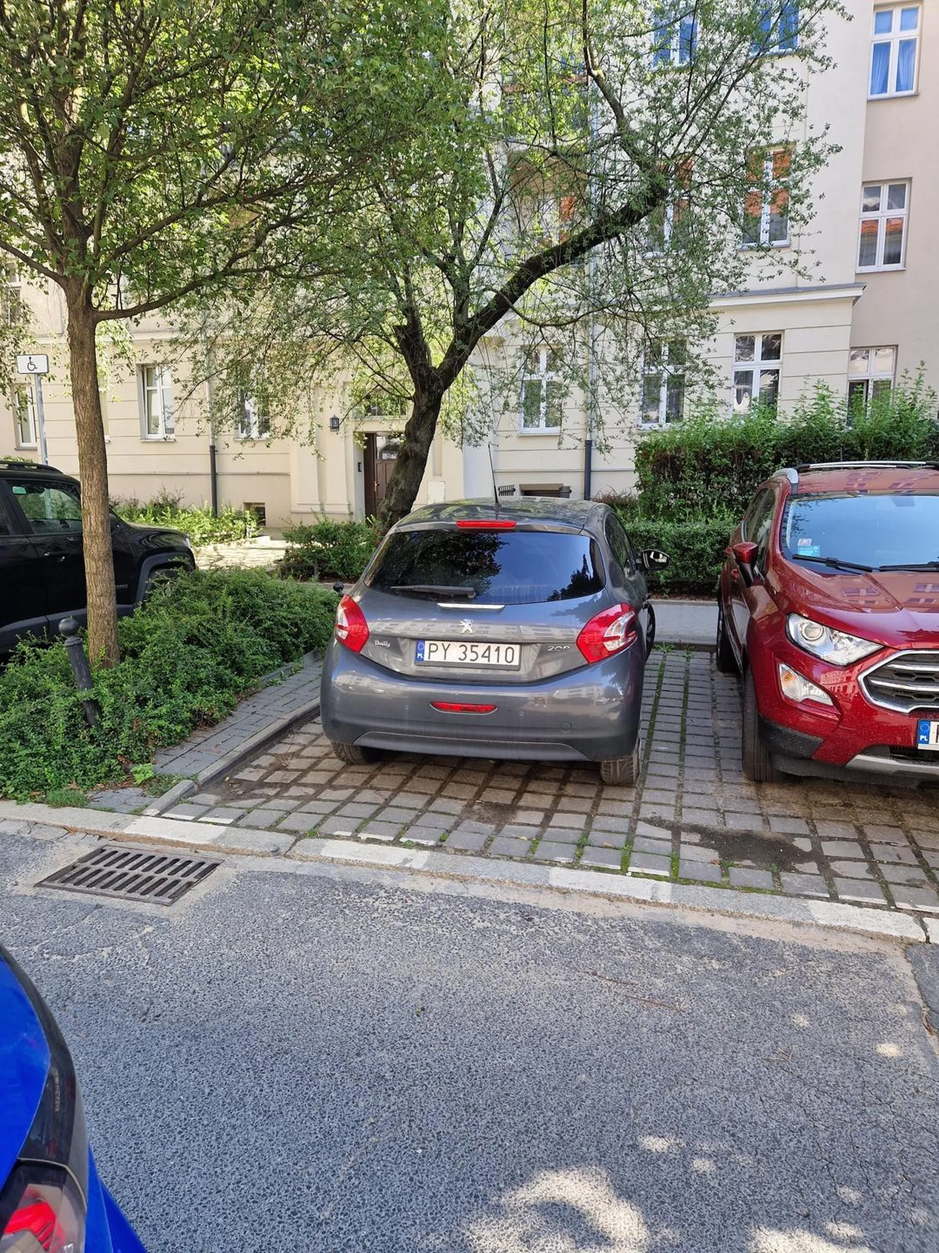 Ogólnie facet wjechał mi pod dziub podczas parkowania i zaczął krzyczeć, że on tutaj mieszka, szuka miejsca pół godz... skończony czubek. wymusza pierszweństwo