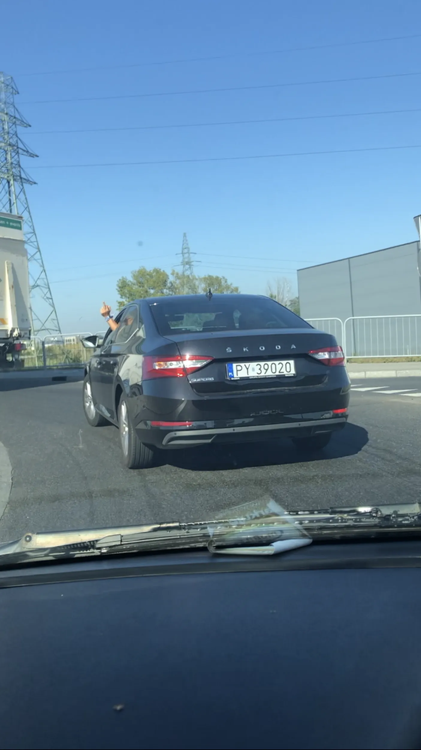 Chory psychicznie czlowiek. Wbija sie ciezarowce przed maske podczas skretu w prawo. Gosc wielce zdenerwowany, ze tak wolno skrecilem wiec postanowil zatrabic. Unioslem reke w gescie ze nie slysze. Wiec furiat zaczal gestykulowac jak malpa w zoo (wybaczcie malpy) i wyprzedzil mnie na podwojej i wyhamowal do zera. Rzecz sie dziala na Daimlera w komornikach. Na rondzie fakers. Jakby tego bylo malo potem chcial konfrontacji ale nie mialem zamiaru z nim dyskutowac, wiec pojechal za mna i jeszcze raz mnie wyprzedzil i wyhamowal. Uwazac trzeba na tego idiote bo nigdy nie wiadomo co do pustego lba strzeli. Emocjonalnie bardzo slaby i kruchy czlowieczek