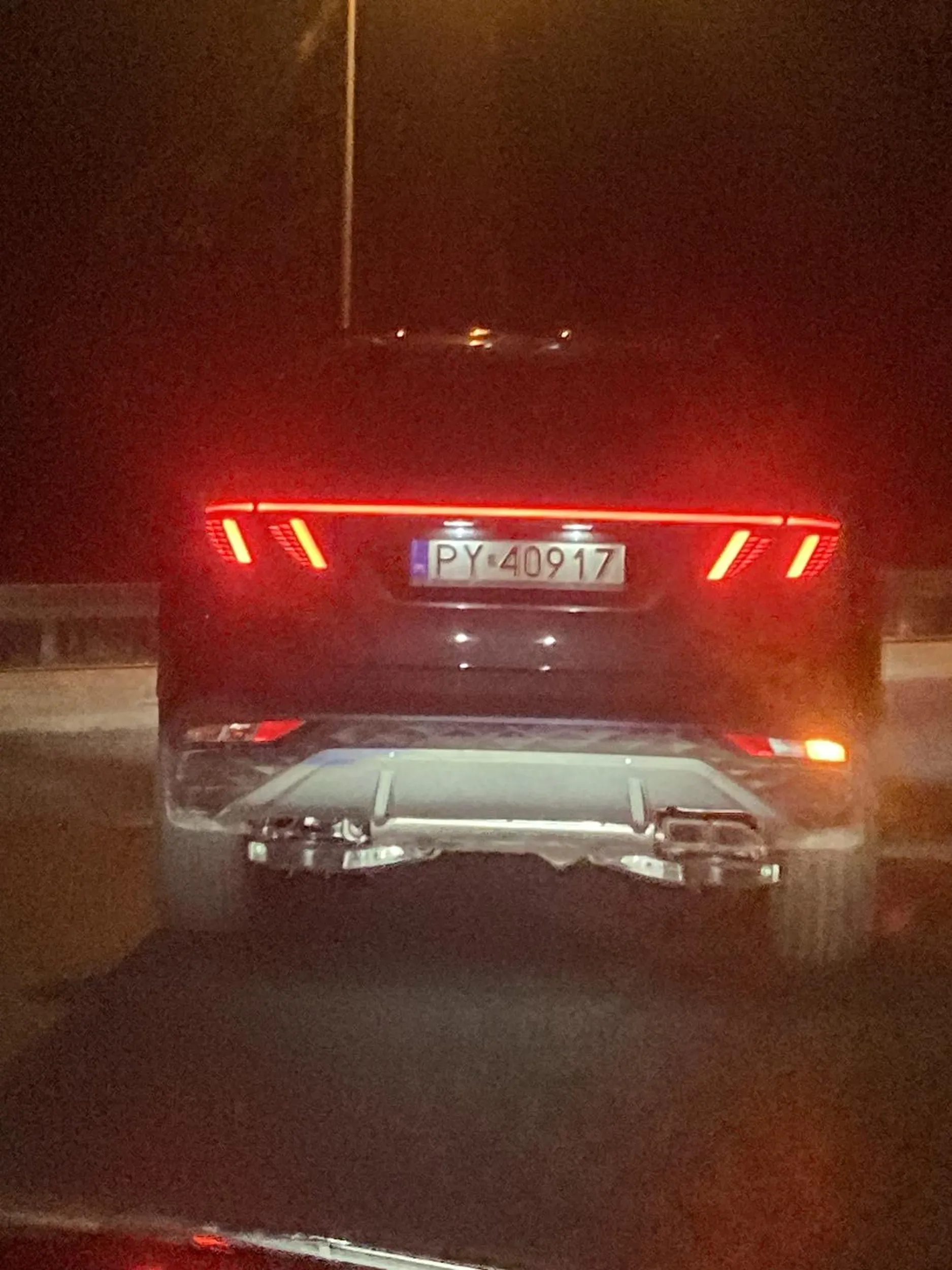 jeździ jak pijany środkiem jezdzni!!!