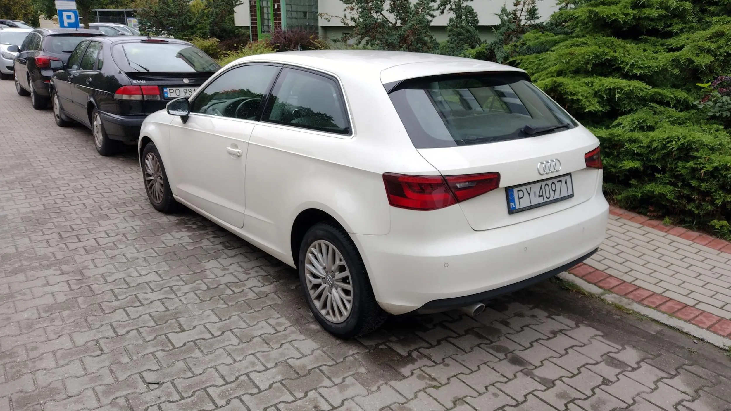 Szaleniec po drodze wewnętrznej ! Właściwie to SZALEŃCZYNI!! Młoda dziewczyna jeździ nie patrząc na znaki! Do tego parkuje na prywatnych miejscach, do których nie ma upoważnienia.