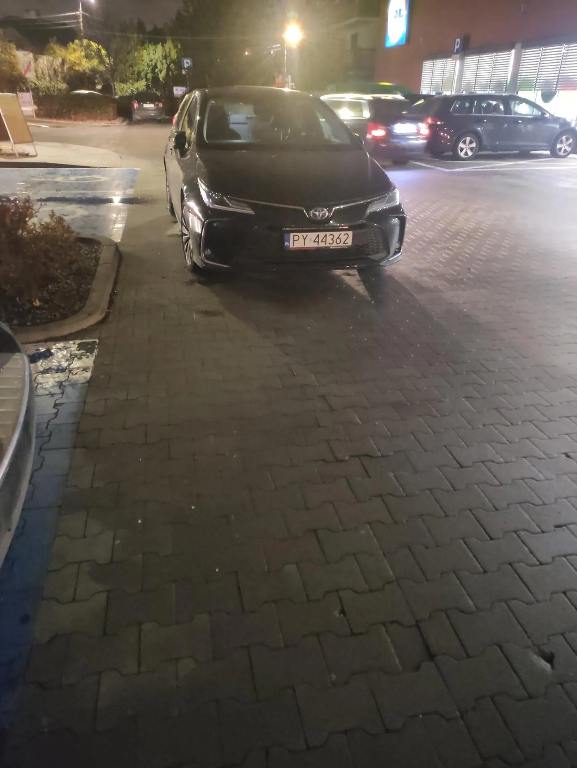 Para zastawia dwa miejsca dla niepełnosprawnych i jakby nigdy nic idzie na zakupy.