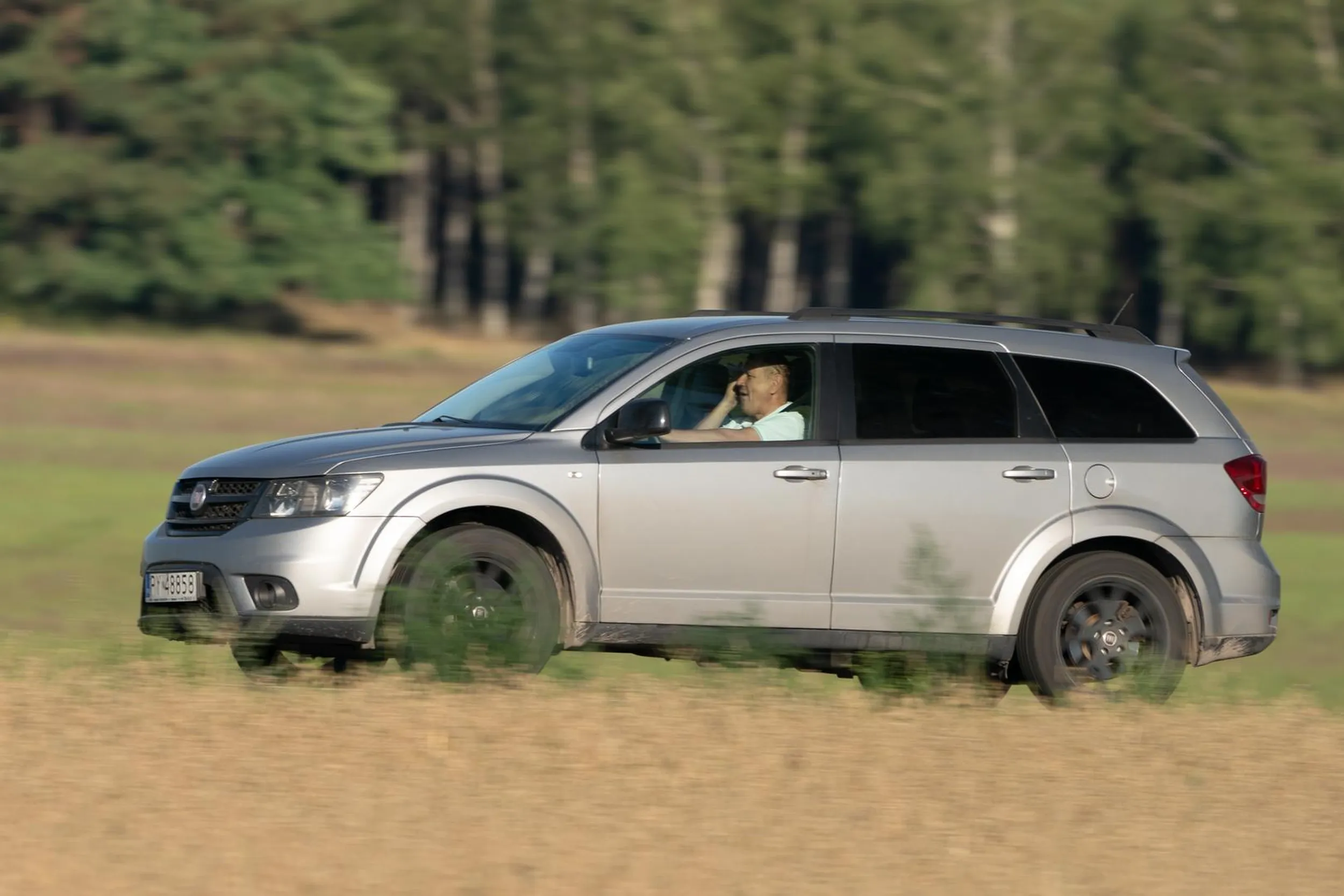 Korzysta z telefonu podczas jazdy, oj nieladnie :P