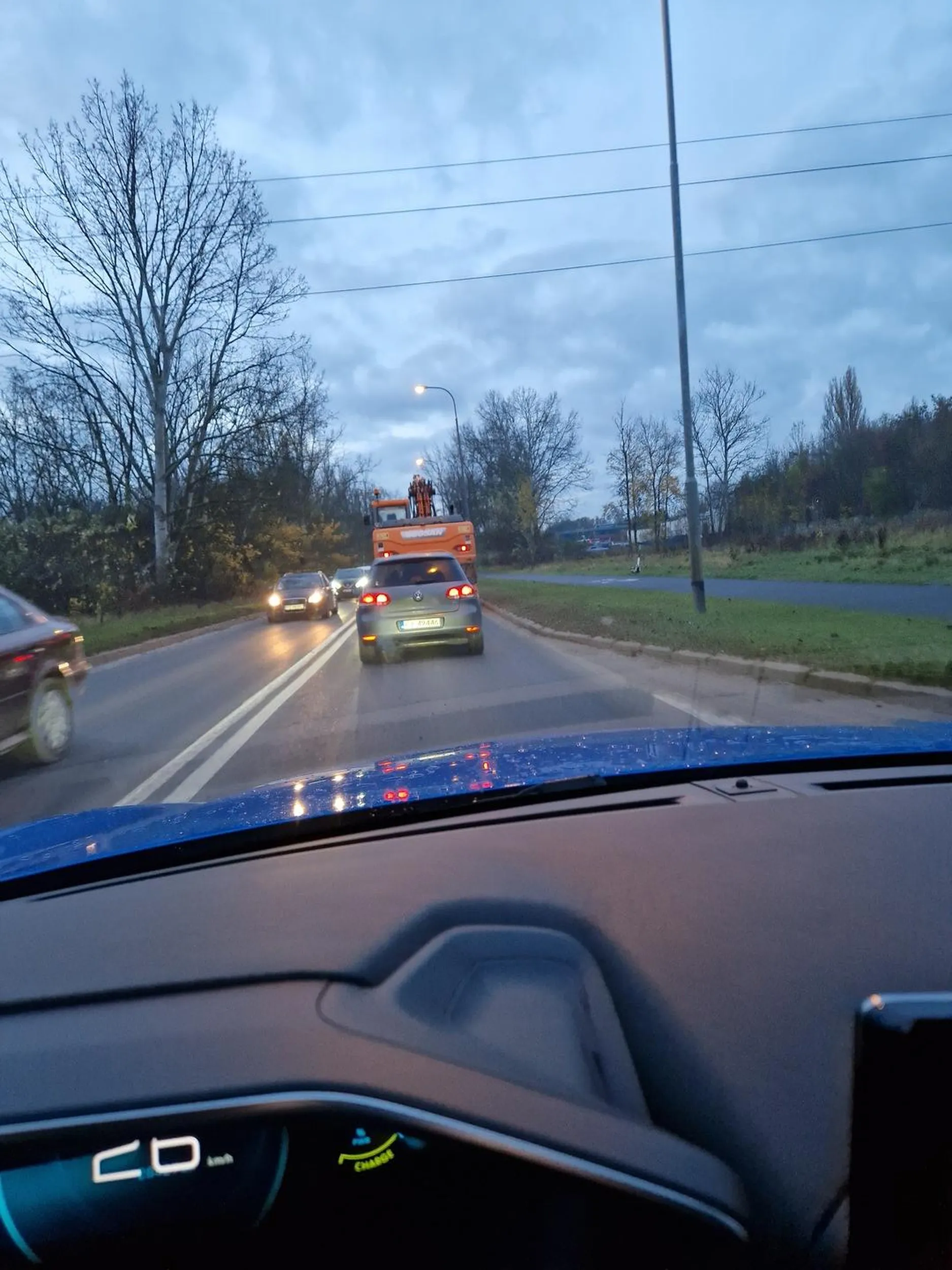 Wymusza pierwszeństwo i się zatrzymuje bez powodu.