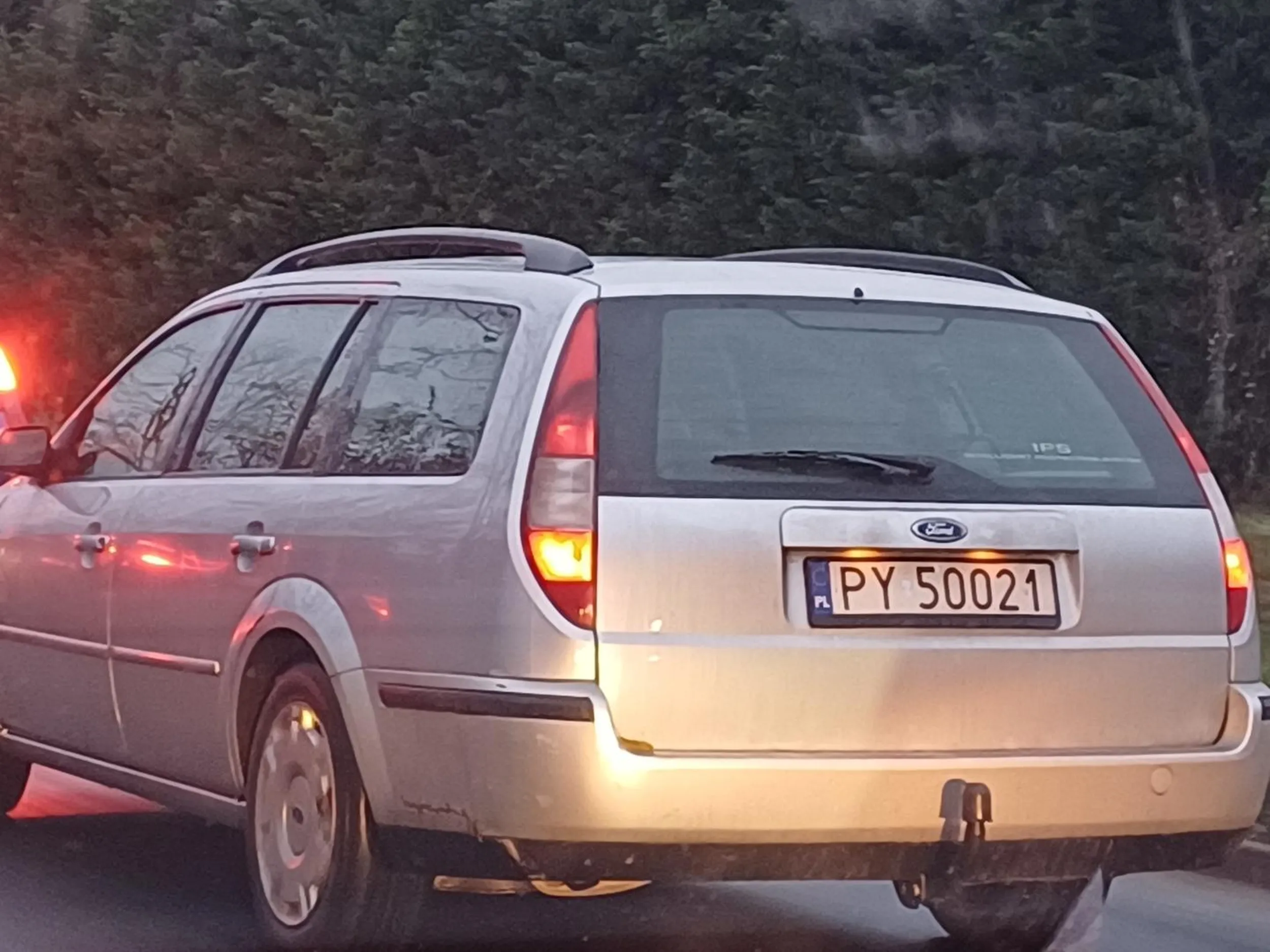 Większy cwaniaczek, o.ijajac korki przejeżdża-wjezdza na czerwonym swietle na skrzyzowanie