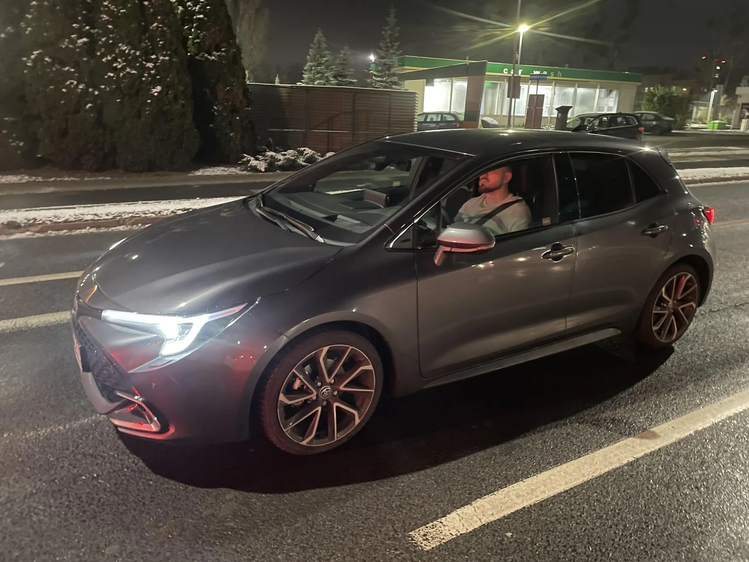 Pirat drogowy, który podczas gdy drogi są oblodzone, urządza sobie slalom między samochodami. Doprowadził w moim przypadku do ostrego hamowania i wpadnięcia w poślizg.