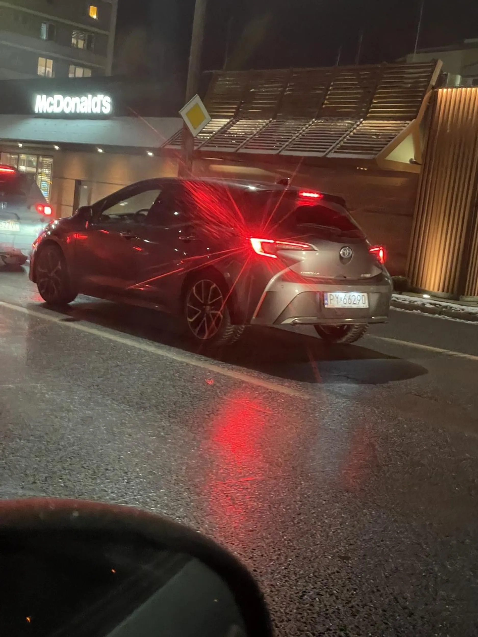 Pirat drogowy, który podczas gdy drogi są oblodzone, urządza sobie slalom między samochodami. Doprowadził w moim przypadku do ostrego hamowania i wpadnięcia w poślizg.