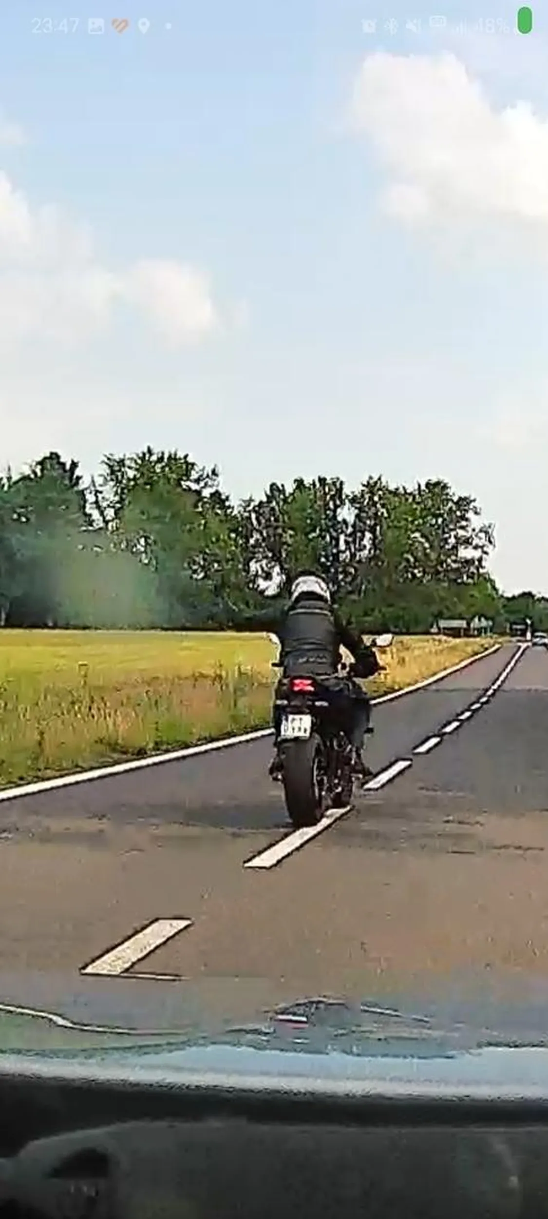 kiedy jedziesz sobie spokojnie po zakrętach, a motocyklista daje okejkę to chyba znak, że się nie zamulało mu pasa. pozdrawiam