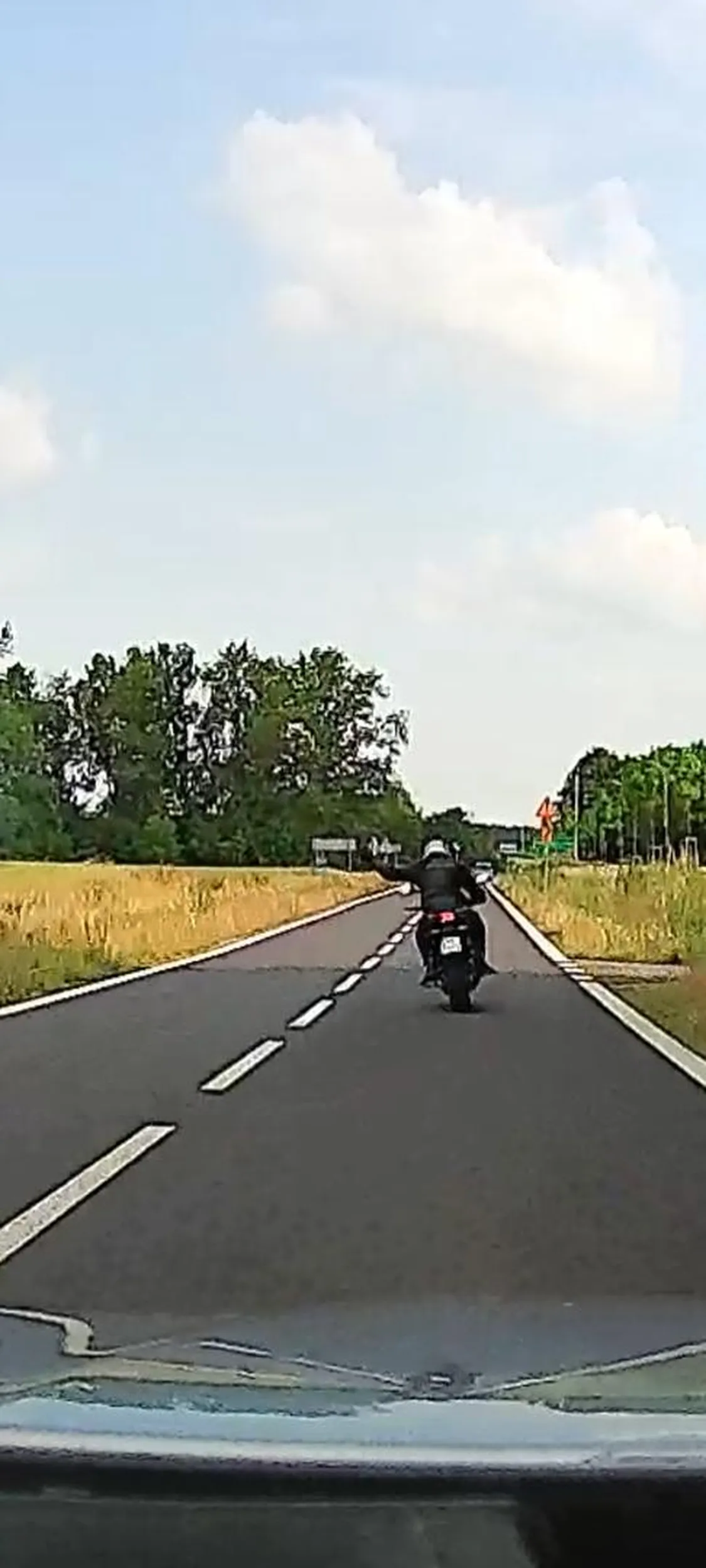kiedy jedziesz sobie spokojnie po zakrętach, a motocyklista daje okejkę to chyba znak, że się nie zamulało mu pasa. pozdrawiam