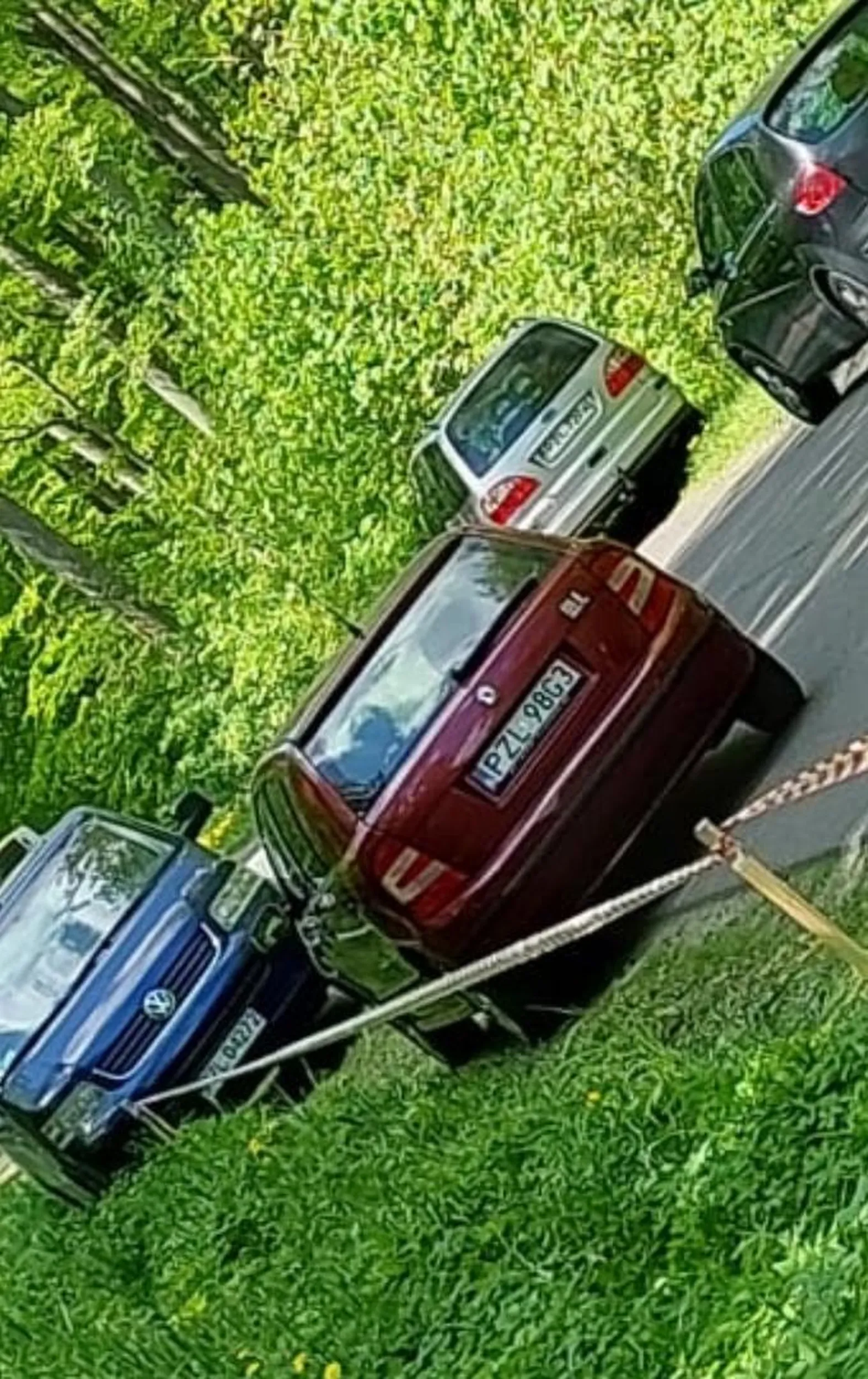 Parkuje busem na środku drogi kierowca. Czy ma prawo jazdy i zna zasady parkowania ?