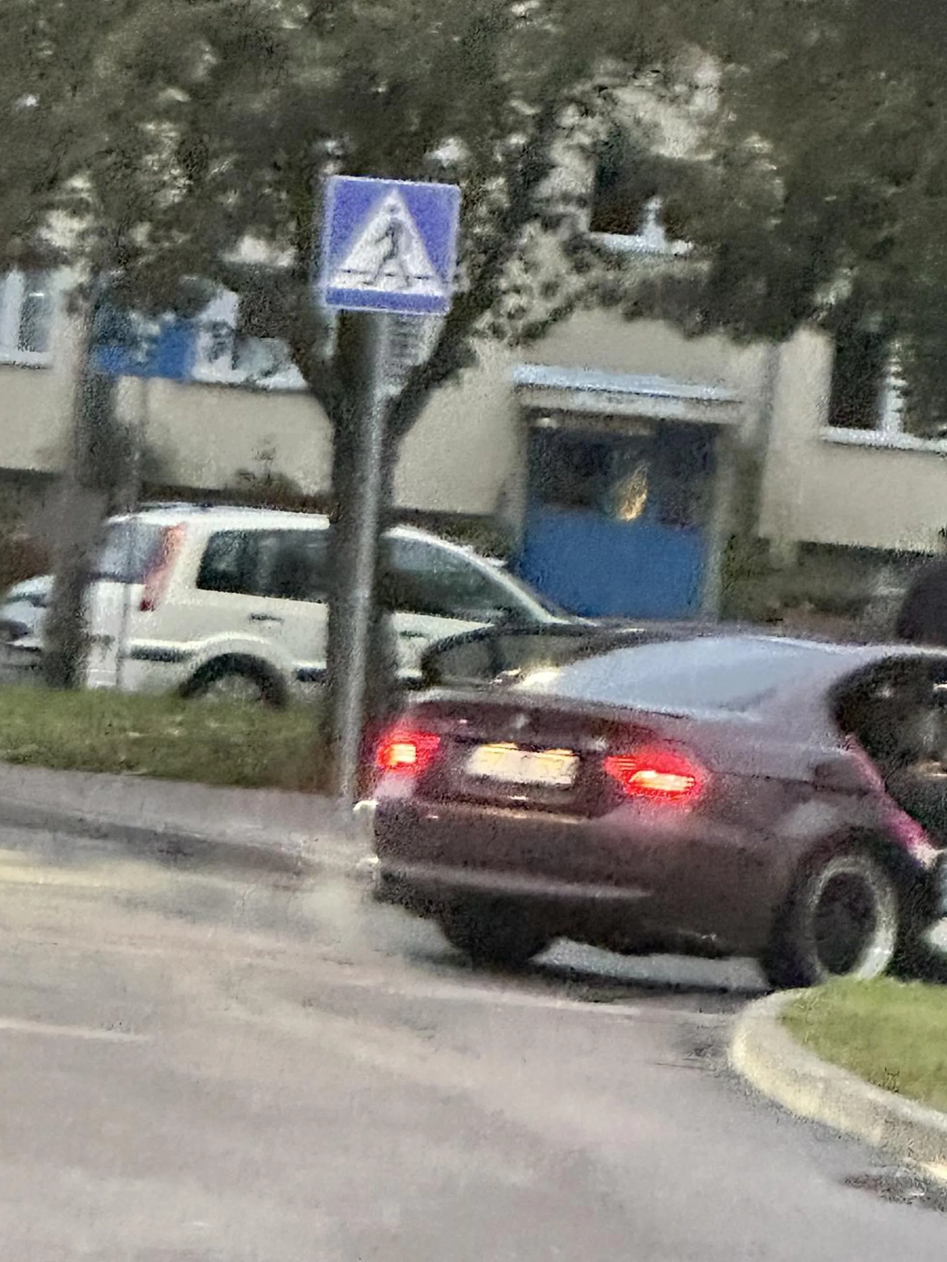 BMW SERII 3 oklejone na kolor Fiolet/Śliwka na ulicy Marcina Dragana na wysokości sklepu Żabka postanowił wyprzedzić innego kierowcę zatrzymującego się przed przejściem dla pieszych prawie potrącając przechodnia, uciekł z miejsca zdarzenia, nawrócił po chwili pod żabkę i zabrał z pod niej trzy osoby w wieku max 18 lat Nieładnie kierowco, jak zobaczę twoje auto na osiedlu to będziesz musiał wzywać HDS’a bo nawet Kobyłek ci nie podstawie