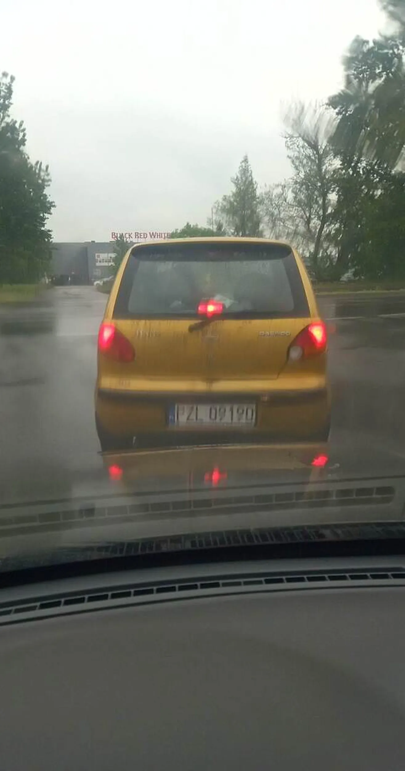 Pani w matizie postanowiła na ulicy Poznańskiej w Pile zjechać z przeciwnego pasa ruchu na drogę podporządkowaną - a więc musiała poczekać aż na moim pasie będzie pusto. Nie zrobiła tego i wjechała wprost przede mnie. Udało mi się szczęśliwie uniknąć wypadku. Gratuluję i oby tak dalej, ten matiz długo nie wytrzyma.