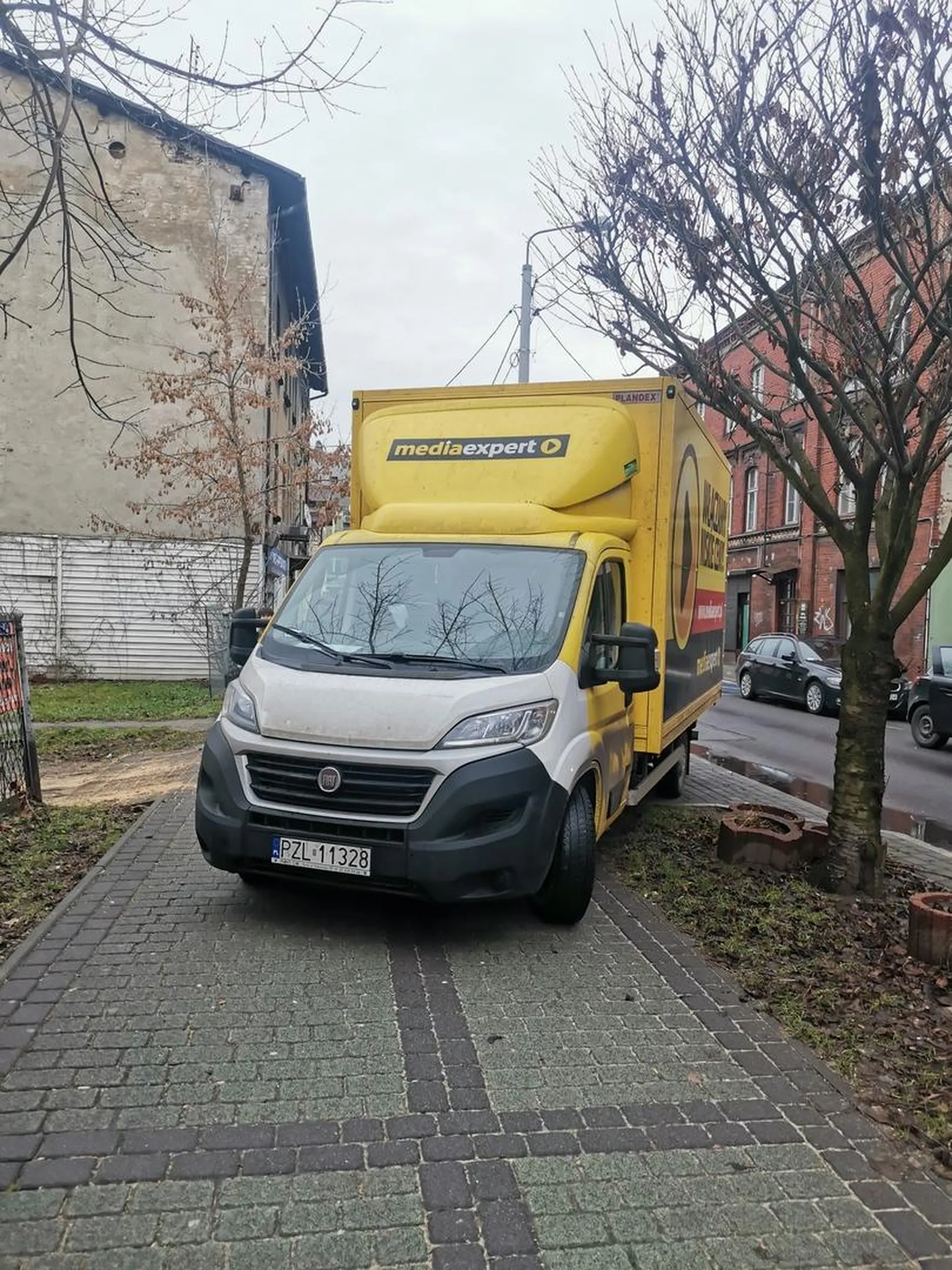 Panie ja tu nowy telewizorek przywiozłem. Co z tego że na chodniczku i że na wjeżdzie... 04.01.2022