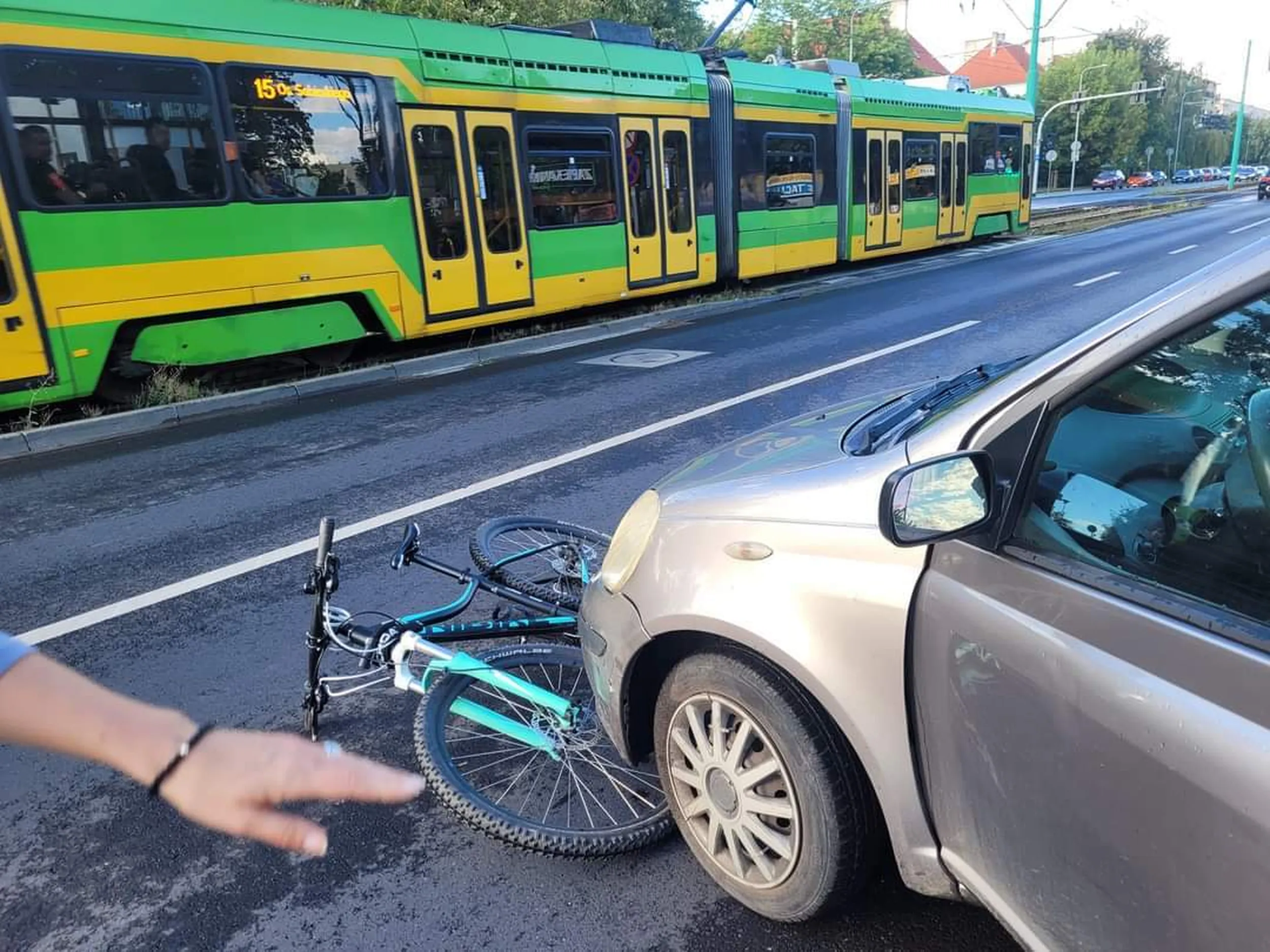 Ślepy babsztyl nie ustępuje pierwszeństwa rowerzystce na przyjeździe rowerowym doprowadzając do kolizji i niemal rozjeżdżając kierującą jednośladem, niszcząc przy tym rower.