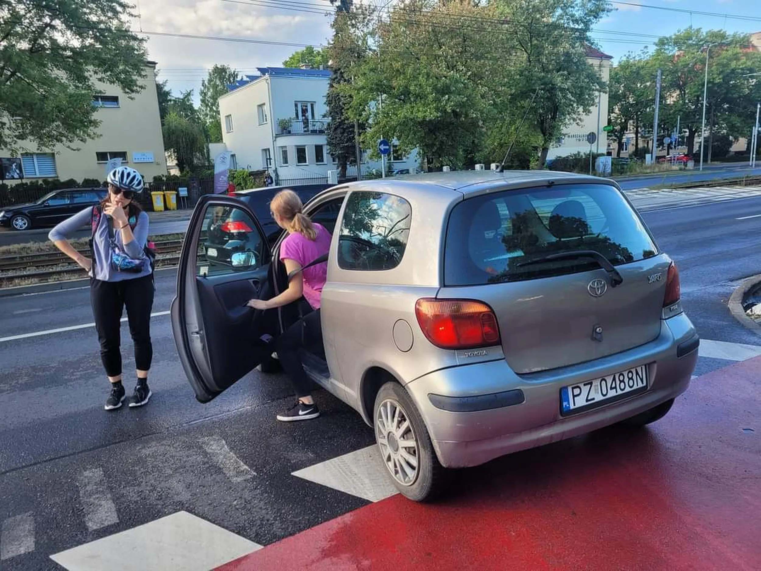 Ślepy babsztyl nie ustępuje pierwszeństwa rowerzystce na przyjeździe rowerowym doprowadzając do kolizji i niemal rozjeżdżając kierującą jednośladem, niszcząc przy tym rower.
