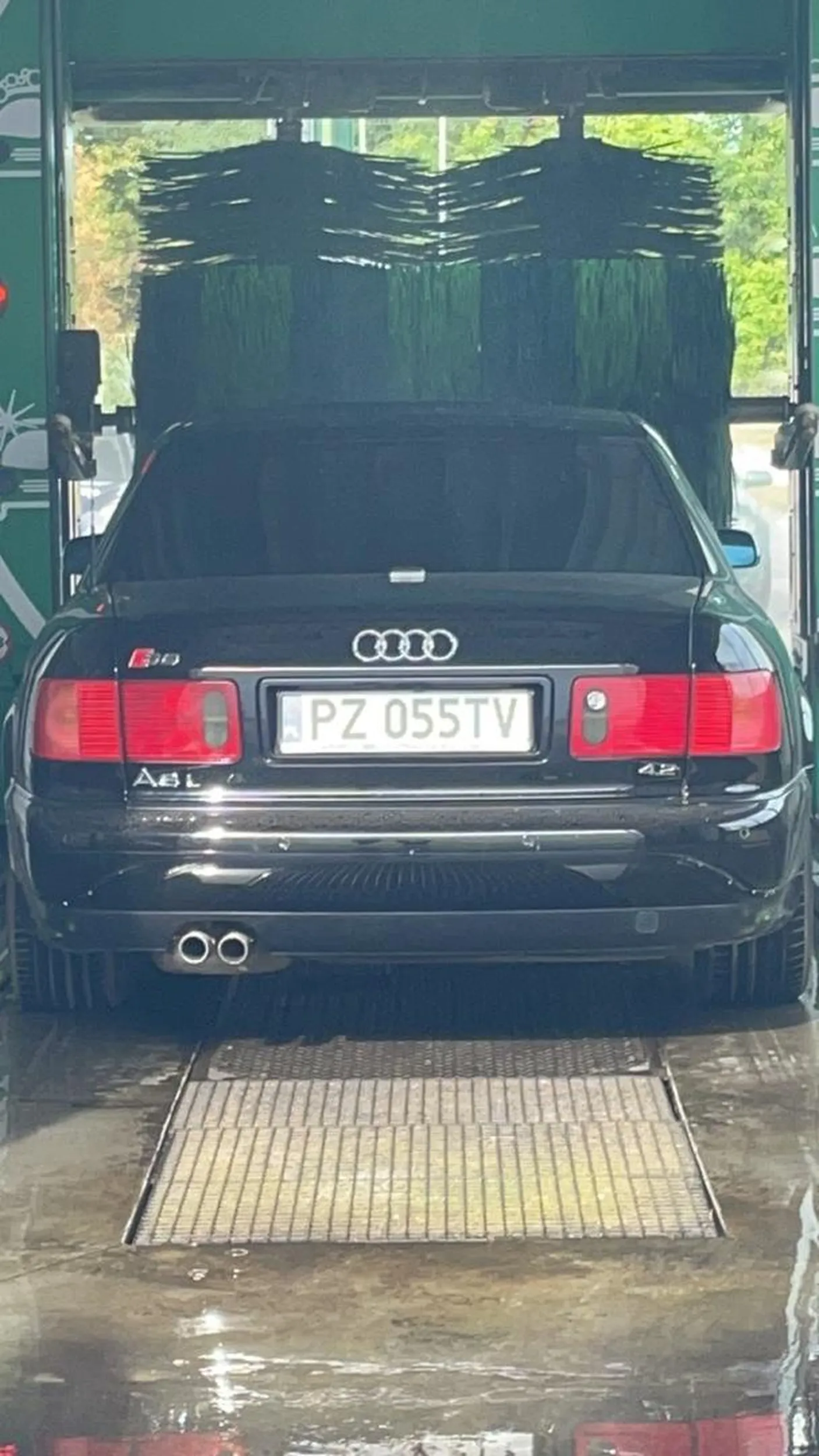 Bardzo ładne auto i bardzo dobry kierowca , umiejętności dużo lepsze niż większy procent polskich kierowcow