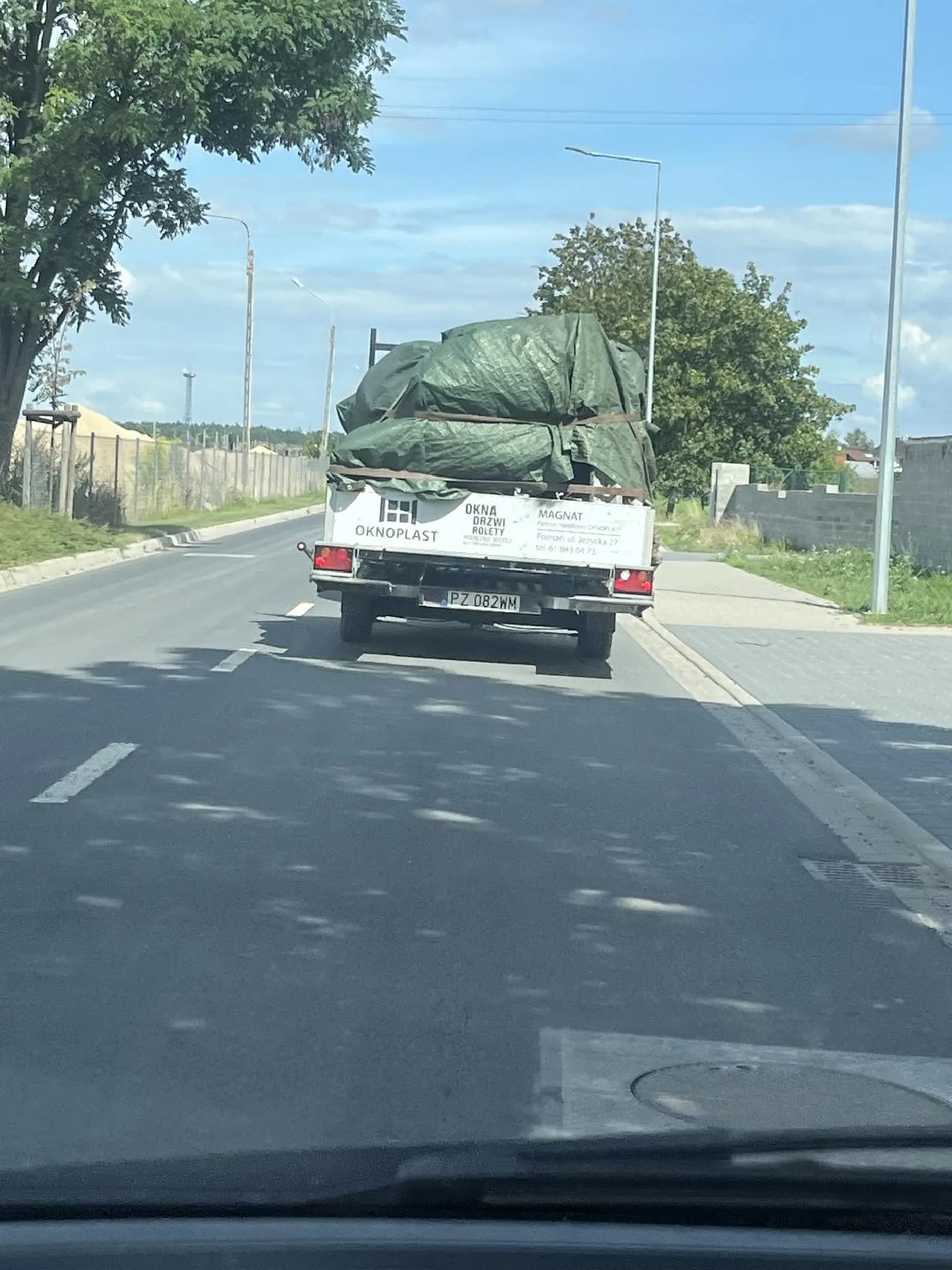 Wyjeżdża z drogi podporządkowanej nie patrząc czy ktoś jedzie, auto okazało się mieć naczepę wiec ledwo zahamowała. Jaśnie pan nawet nie raczy używać kierunkowskazów