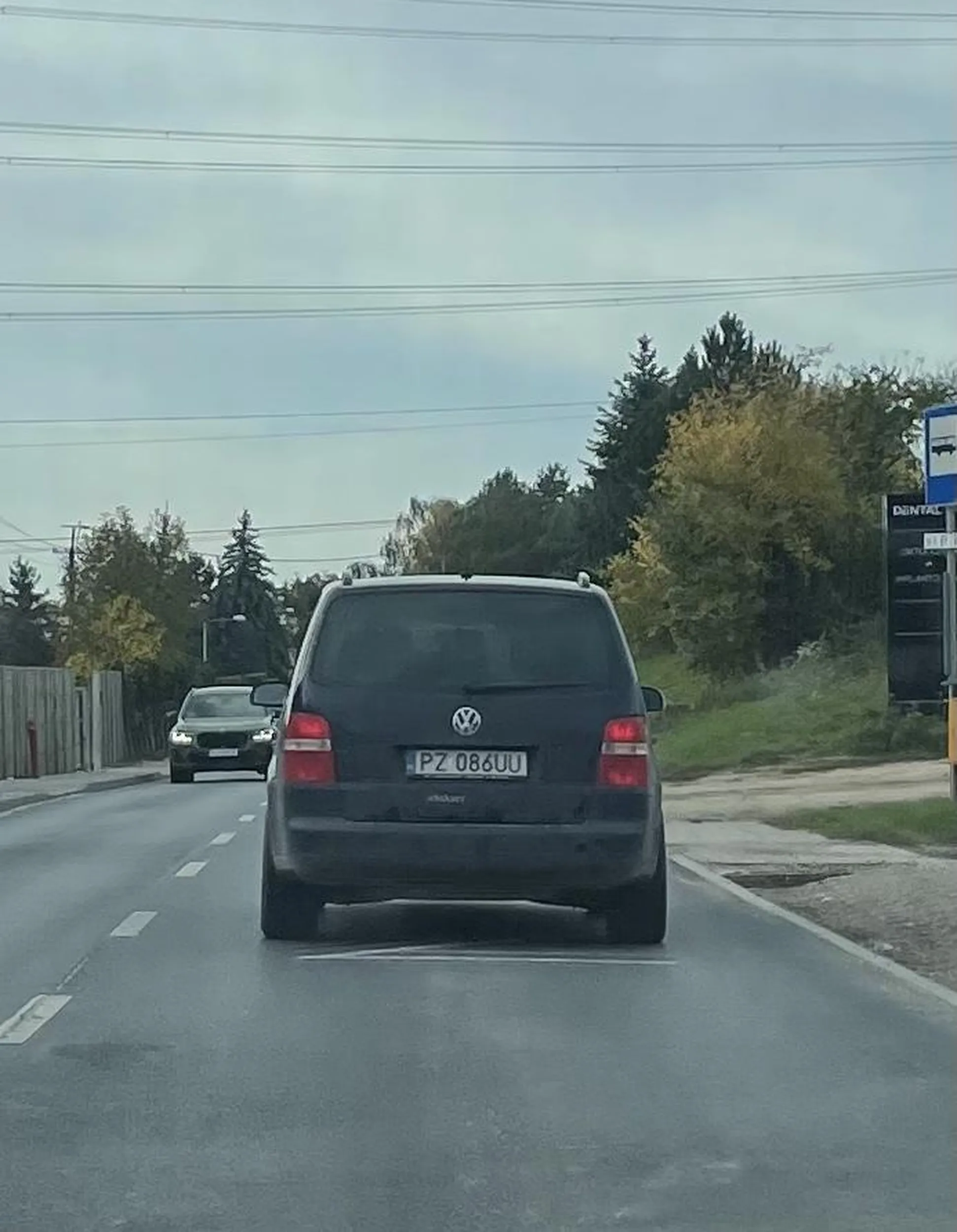 Vw Touran - kobieta nie używa kierunkowskazów na rondzie, za samochodem smród diesla do utylizacji