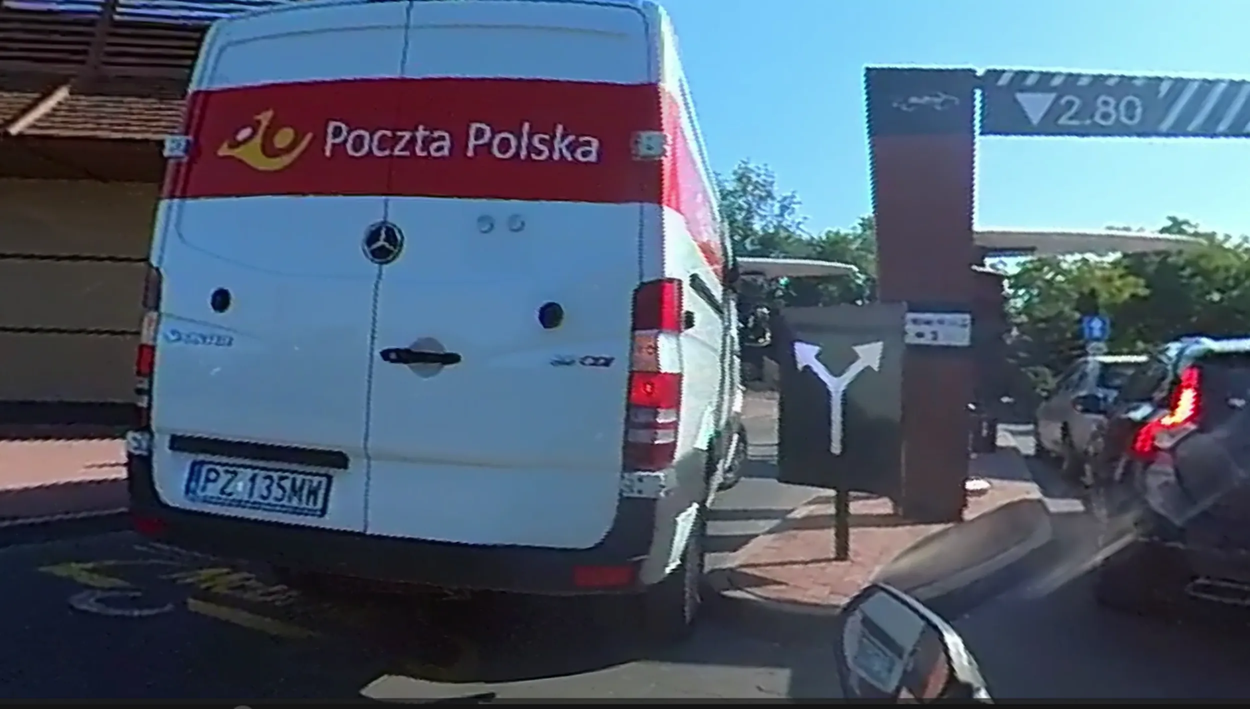 CIULE! pozdrawiam Poczte polską co parkuje na drive thru przy Maku