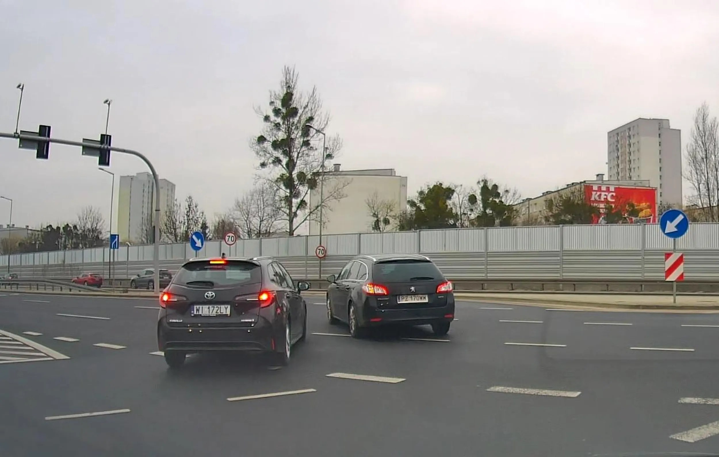 Peugeot przy wyjeździe z galerii Posnania myli pasy i zajeżdża drogę