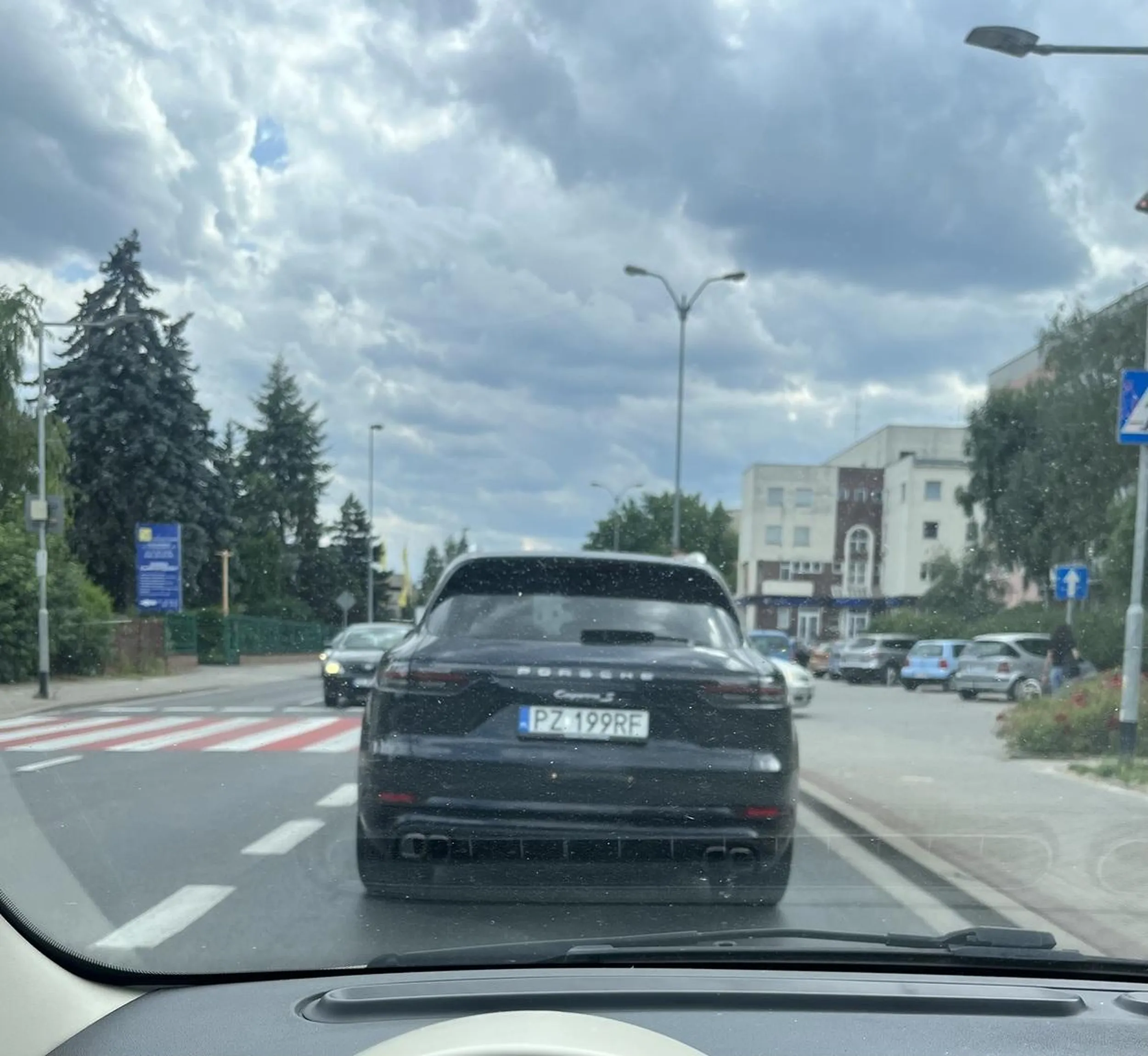 Tak bardzo chciał wymusić pierwszeństwo, że prawie wjechał w ludzi na przejściu dla pieszych… Drogie auto, a znajomosci przepisów drogowych niestety zero