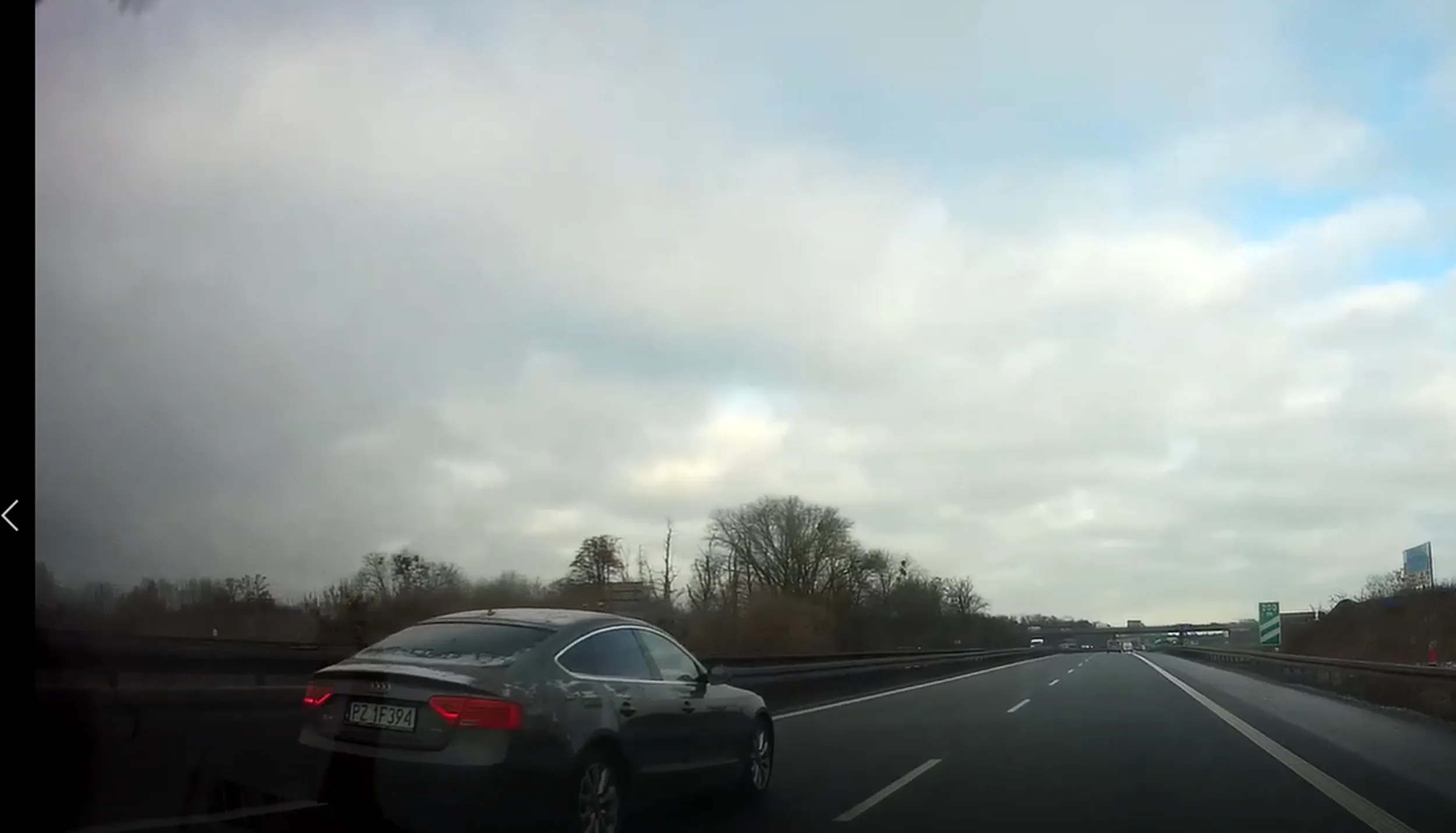 Jazda ciągła lewym pasem, nie patrzenie w lusterka, blokowanie ruchu. Zero myślenia na drodze.