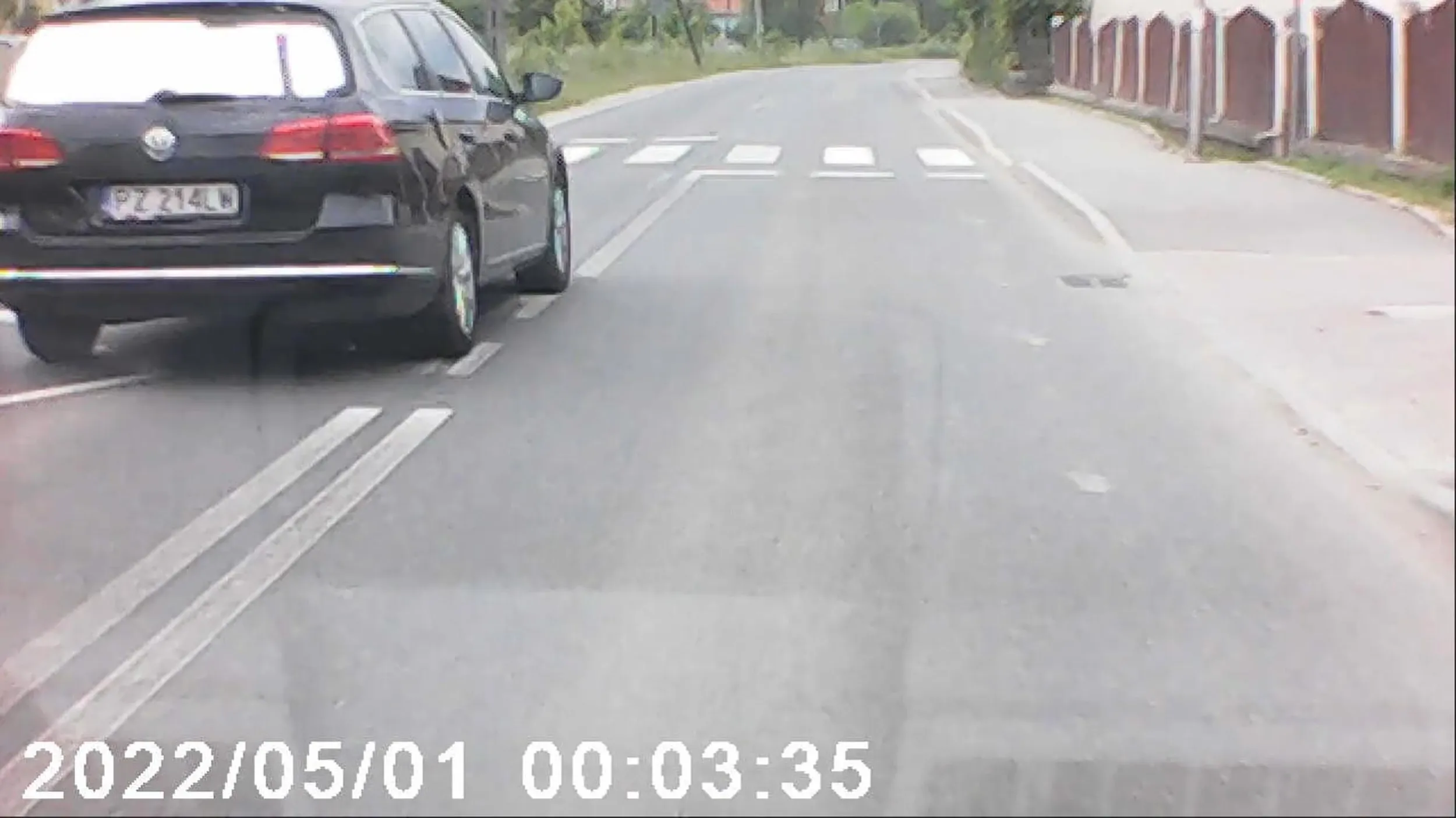 Okolice Starych Bogaczowic. Panie kierowco z VW... Trochę więcej wyobraźni na drodze. W tej miejscowości było mało miejsc do wyprzedzania, ale pan wybrał chyba najgorsze.