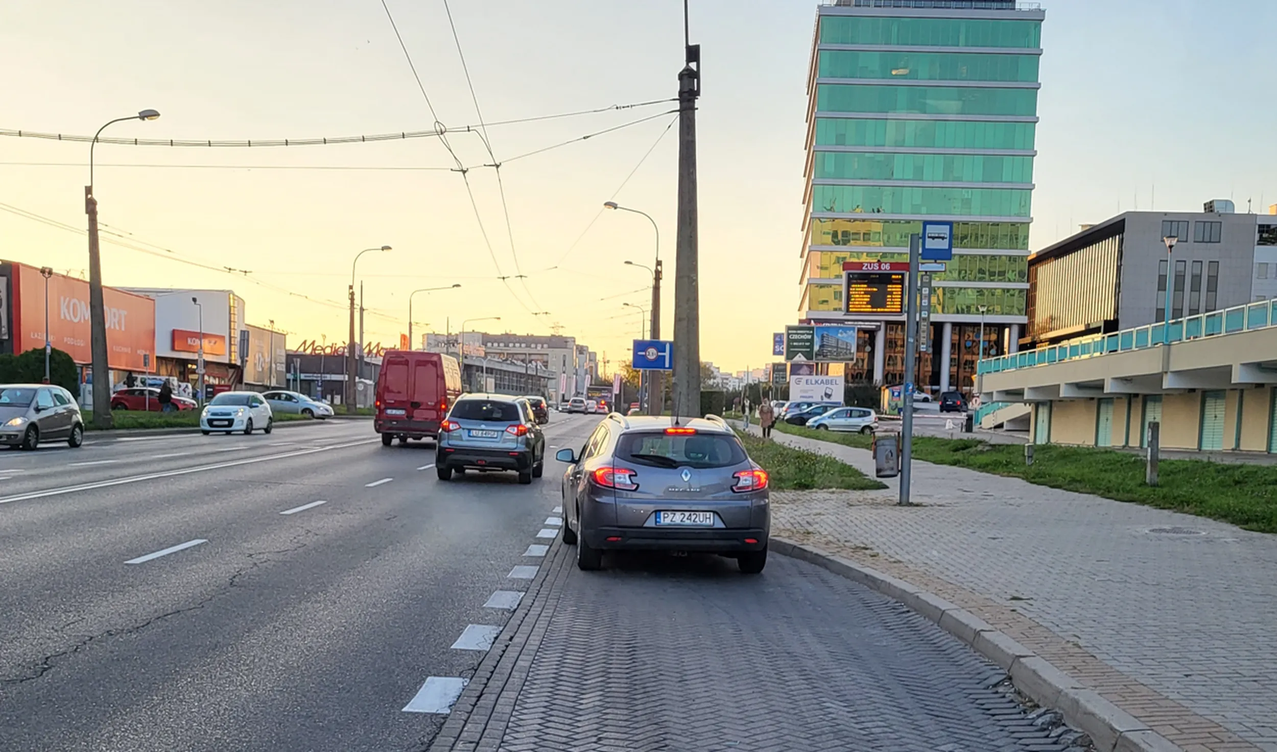 Art. 49. 1.9. Zabrania się zatrzymania pojazdu w odległości mniejszej niż 15 m od słupka lub tablicy oznaczającej przystanek, a na przystanku z zatoką - na całej jej długości. To nie była sytuacja awaryjna. Auto było sprawne.