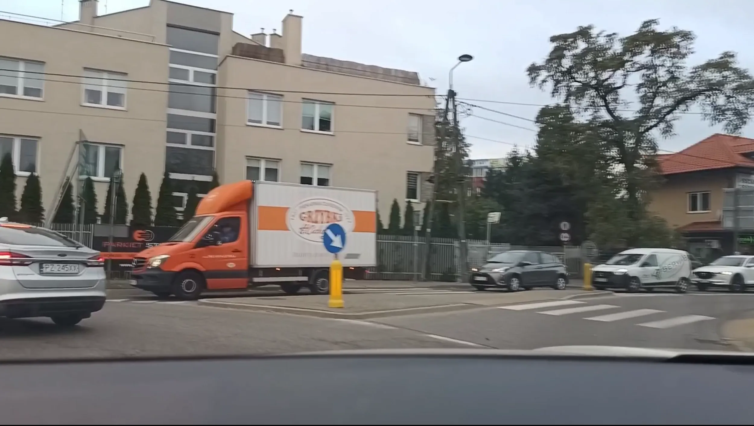 Kierowca wpycha się na rondzie nie ustępując pierwszeństwa przejazdu. Zgłoszone na policję.