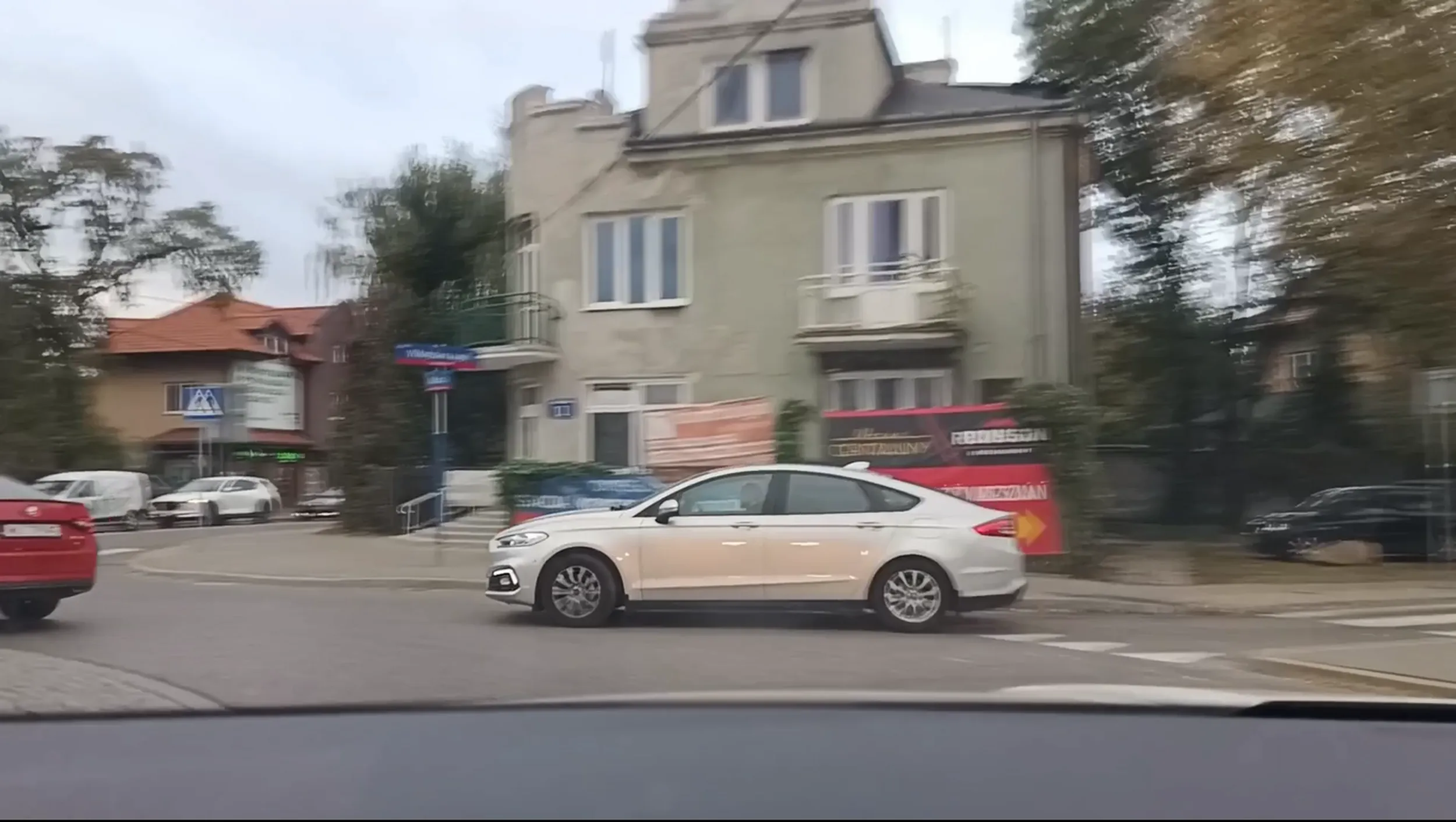 Kierowca wpycha się na rondzie nie ustępując pierwszeństwa przejazdu. Zgłoszone na policję.